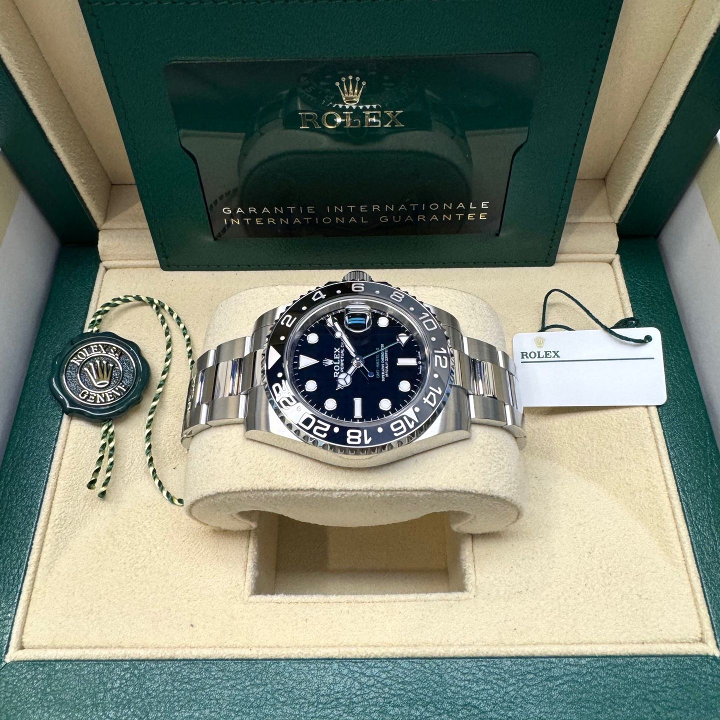 Rolex GMT-Master II 126710GRNR (2024) - Black dial 40 mm Steel case (4/6)