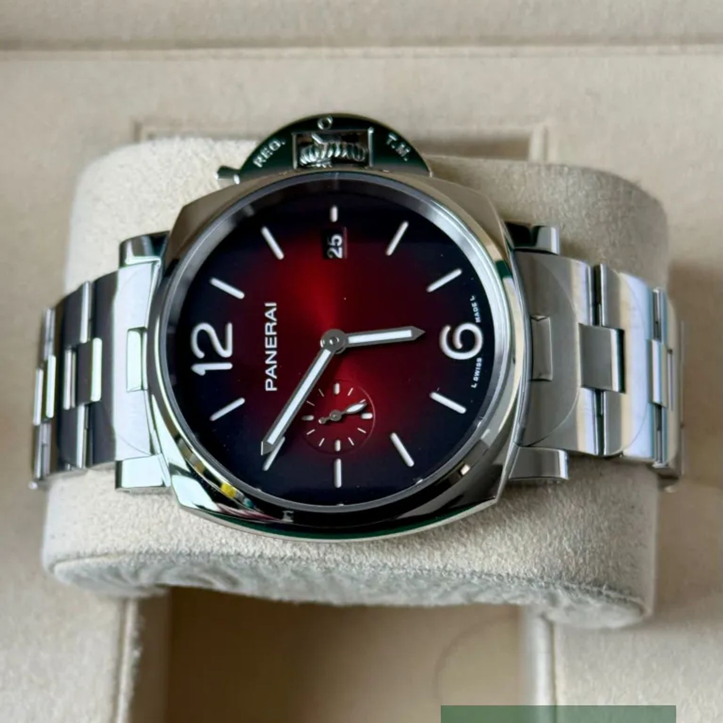 Panerai Luminor Due PAM01539 (2025) - Red dial 42 mm Steel case (5/7)
