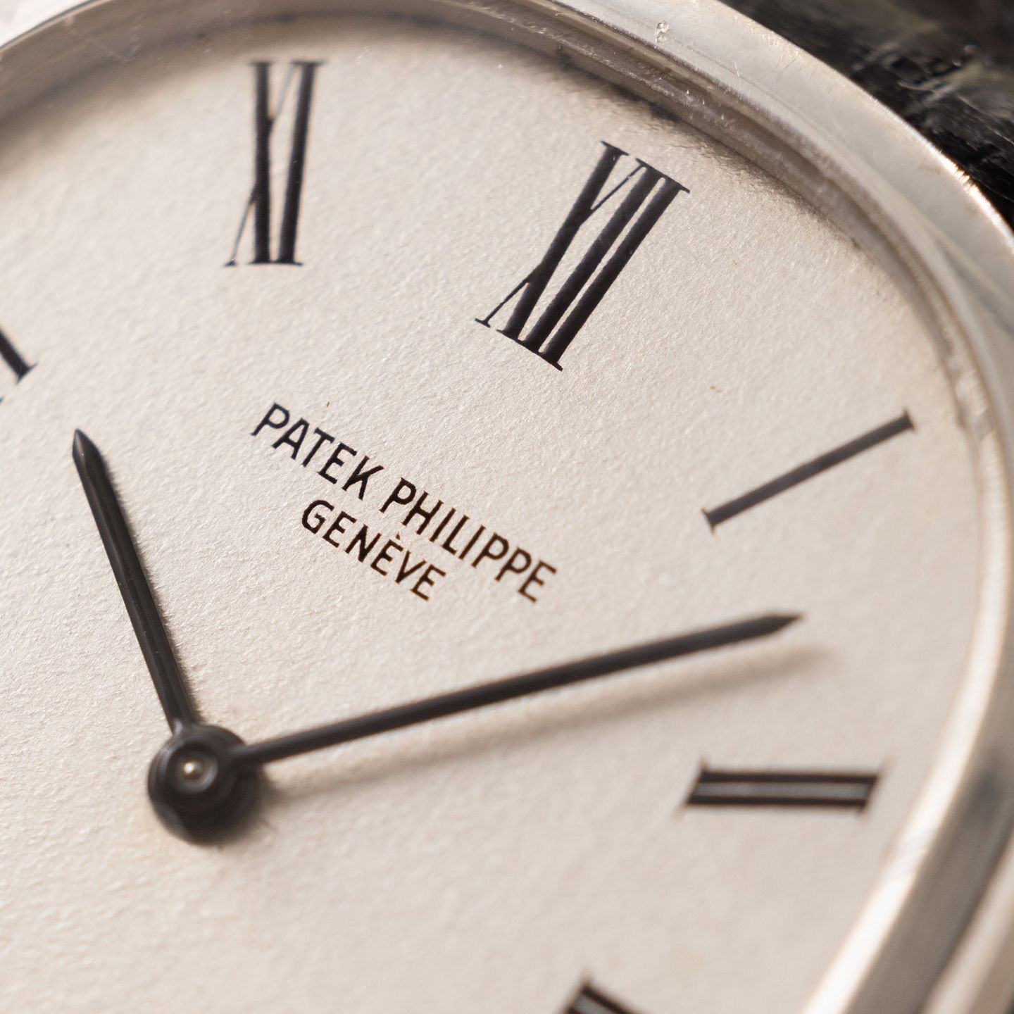 Patek Philippe Golden Ellipse 5738/1R-001 (1970) - Black dial 35 mm Rose Gold case (2/8)