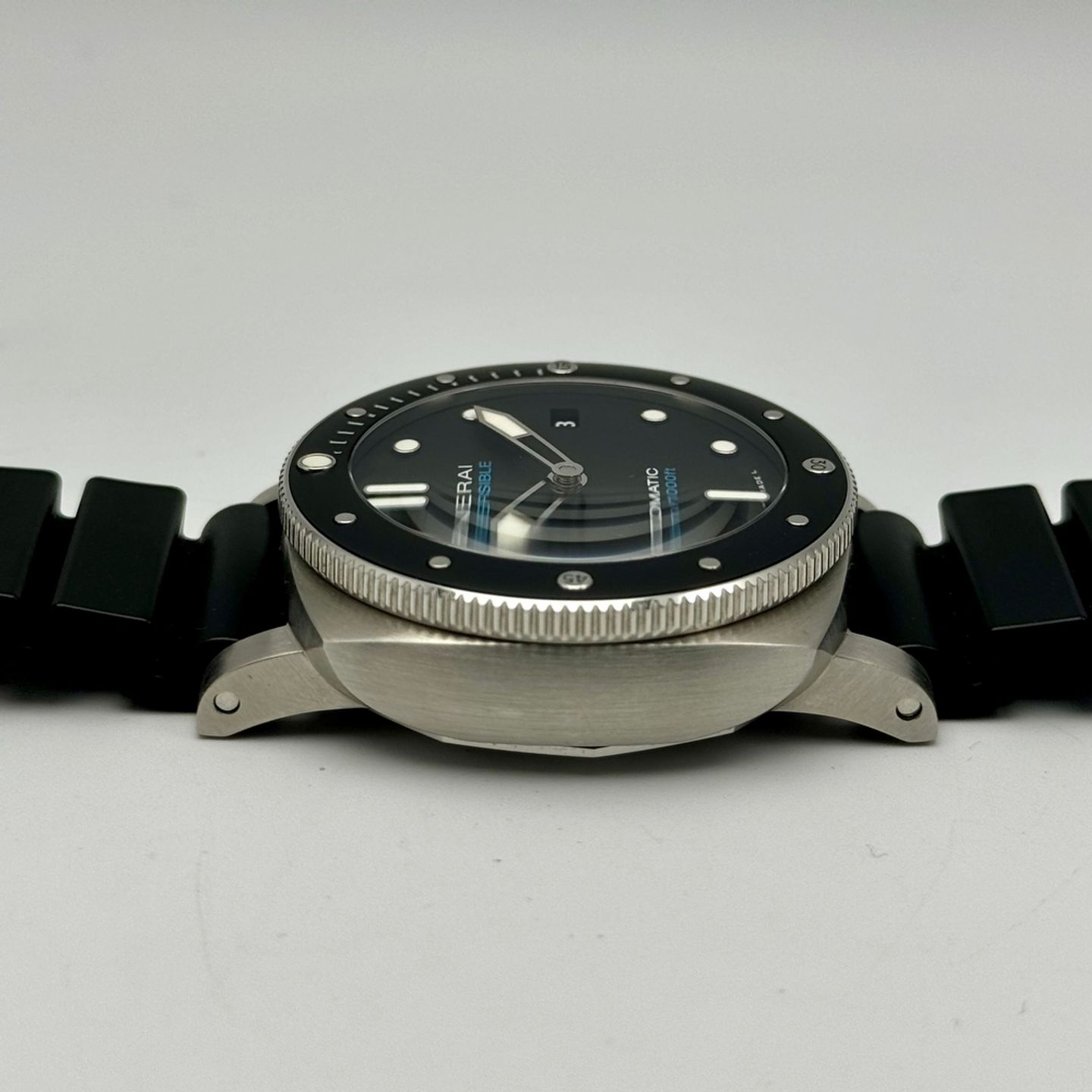 Panerai Luminor Submersible PAM02683 (2021) - Black dial 42 mm Steel case (4/10)