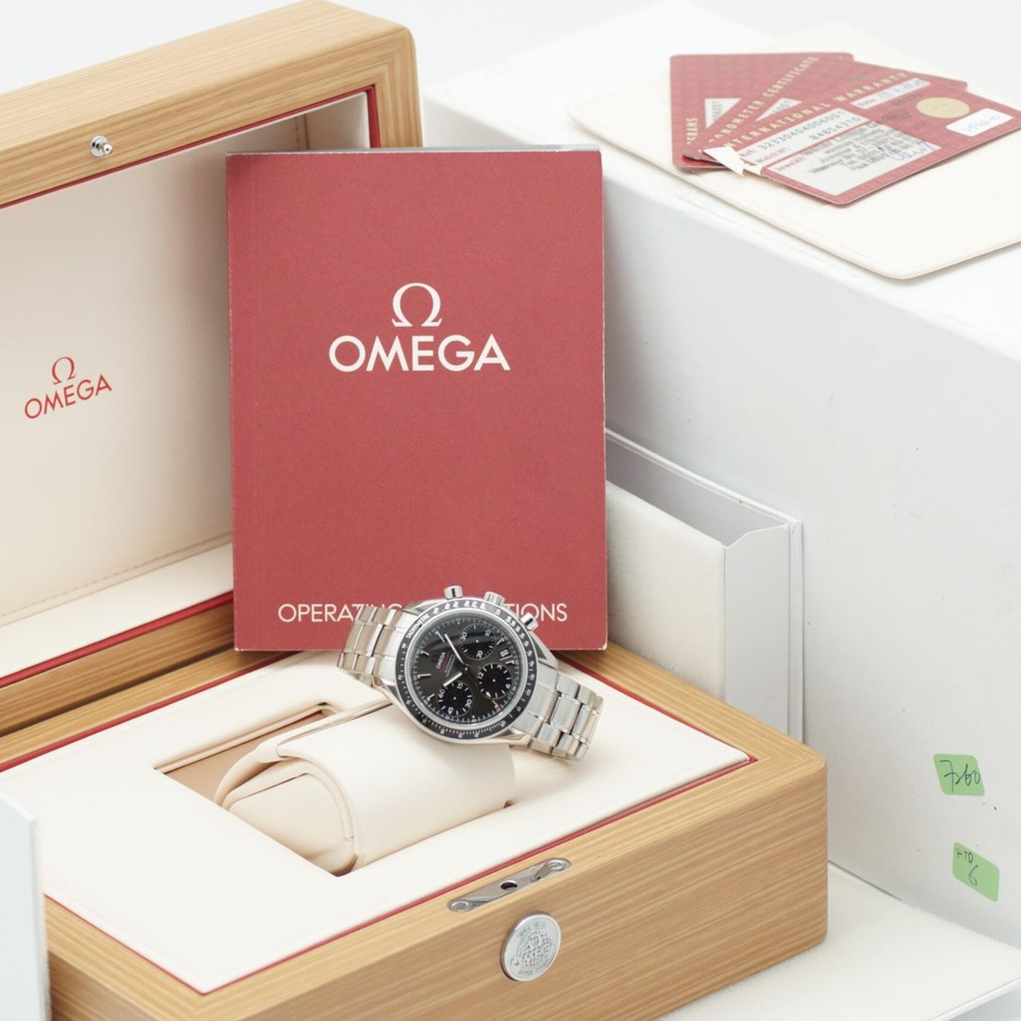Omega Speedmaster Date 323.30.40.40.06.001 - (2/8)