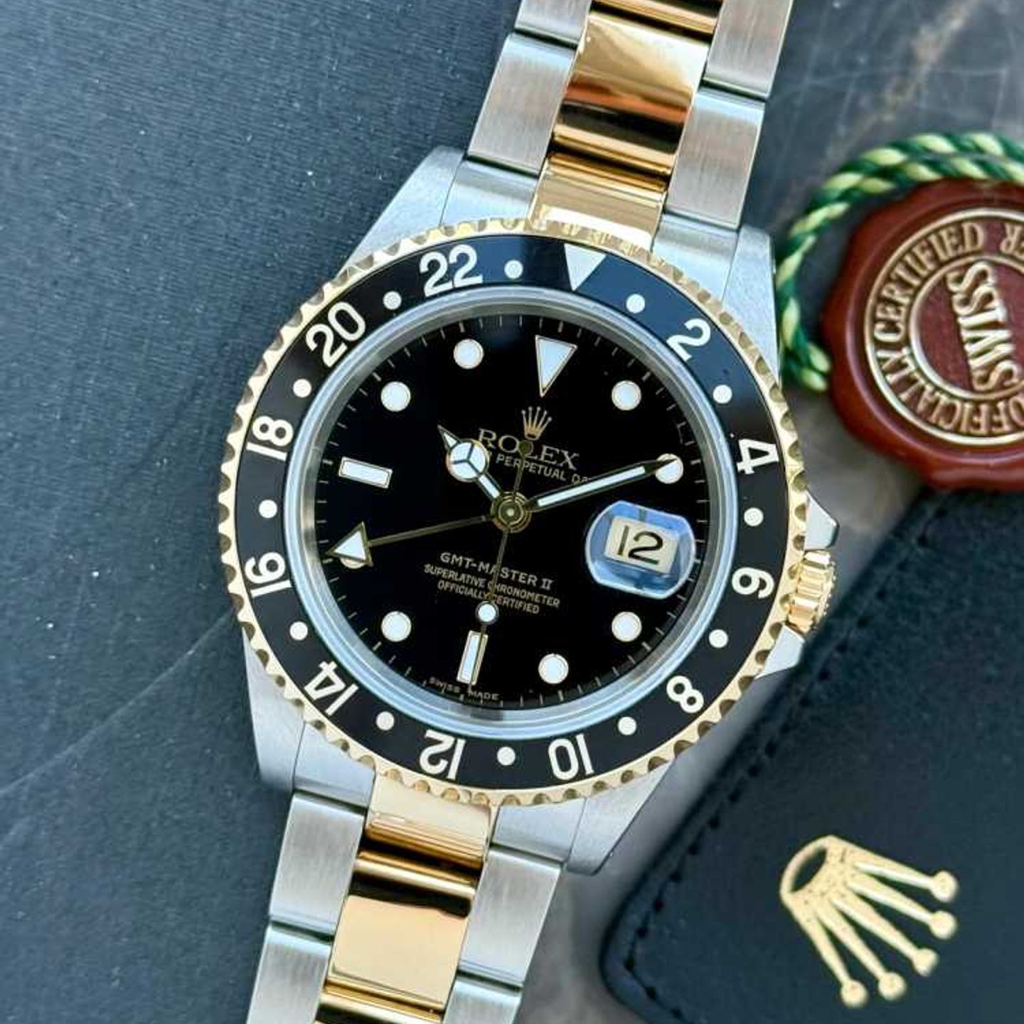 Rolex GMT-Master II 16713 (1999) - Zwart wijzerplaat 40mm Goud/Staal (1/8)