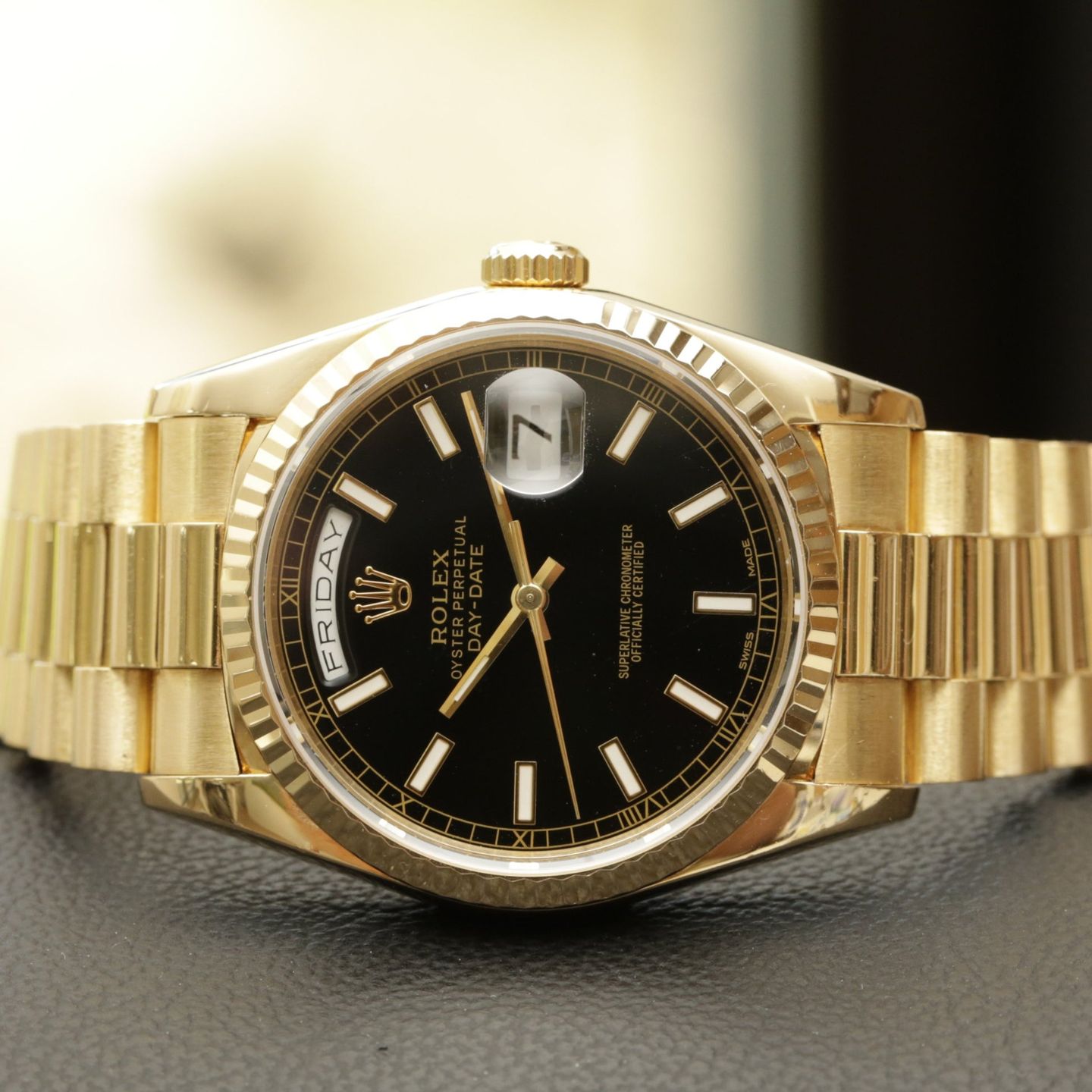 Rolex Day-Date 36 18238 (1994) - Black dial 36 mm Yellow Gold case (2/7)