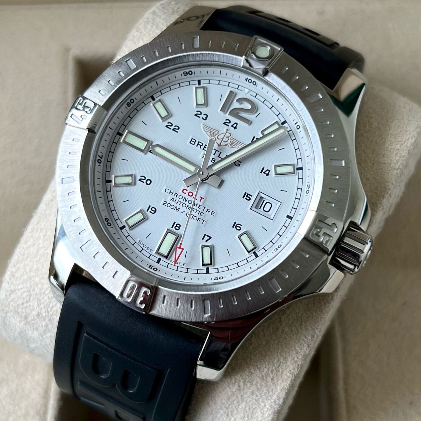 Breitling Colt Automatic A17388 (2017) - White dial 44 mm Steel case (3/5)