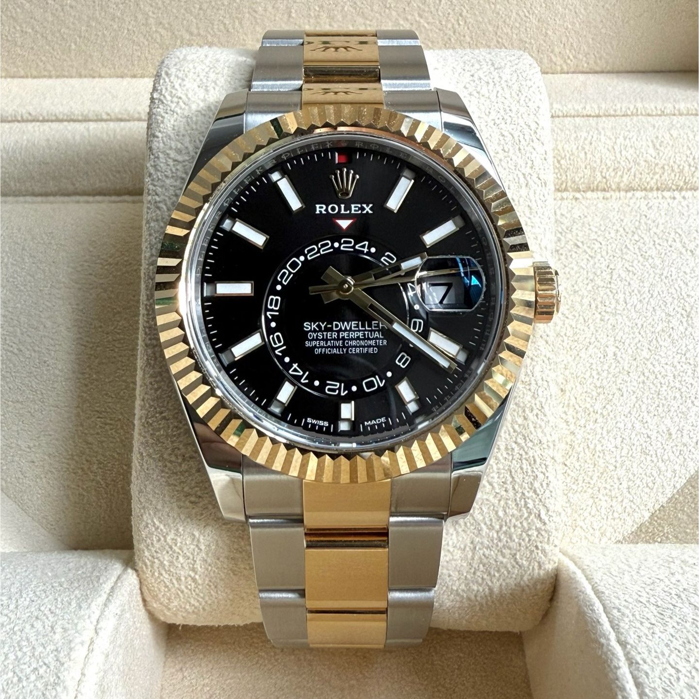 Rolex Sky-Dweller 326933 (2022) - Zwart wijzerplaat 42mm Goud/Staal (1/7)