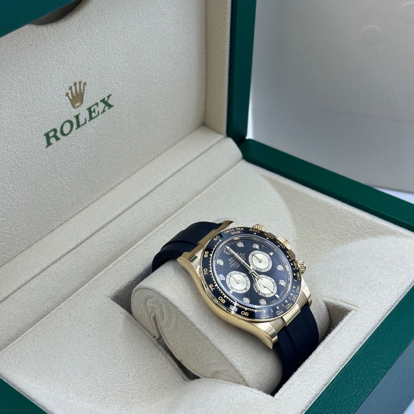 Rolex Daytona 126518LN (2024) - Black dial 40 mm Yellow Gold case (3/8)