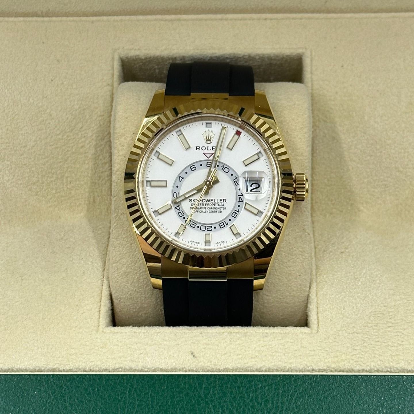 Rolex Sky-Dweller 326238 (2021) - White dial 42 mm Yellow Gold case (5/8)