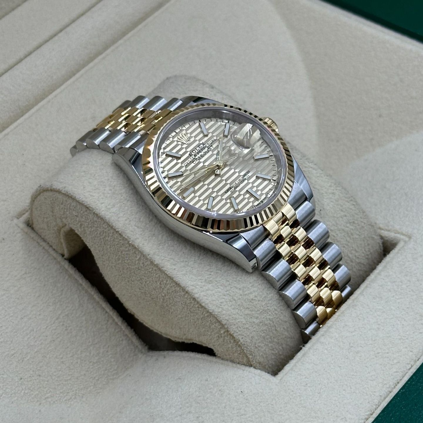 Rolex Datejust 36 126233 (2023) - Gold dial 36 mm Steel case (7/8)