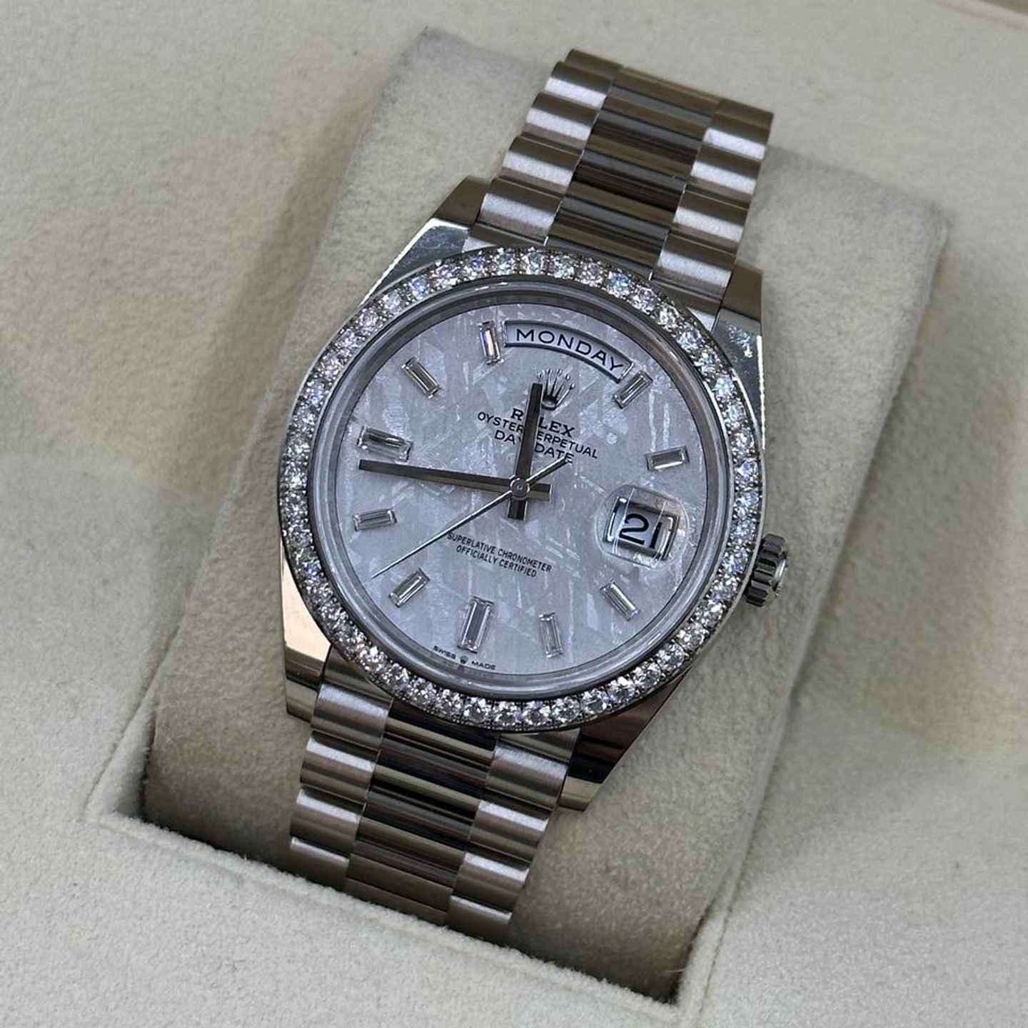 Rolex Day-Date 228349RBR (2024) - Silver dial 48 mm White Gold case (7/10)