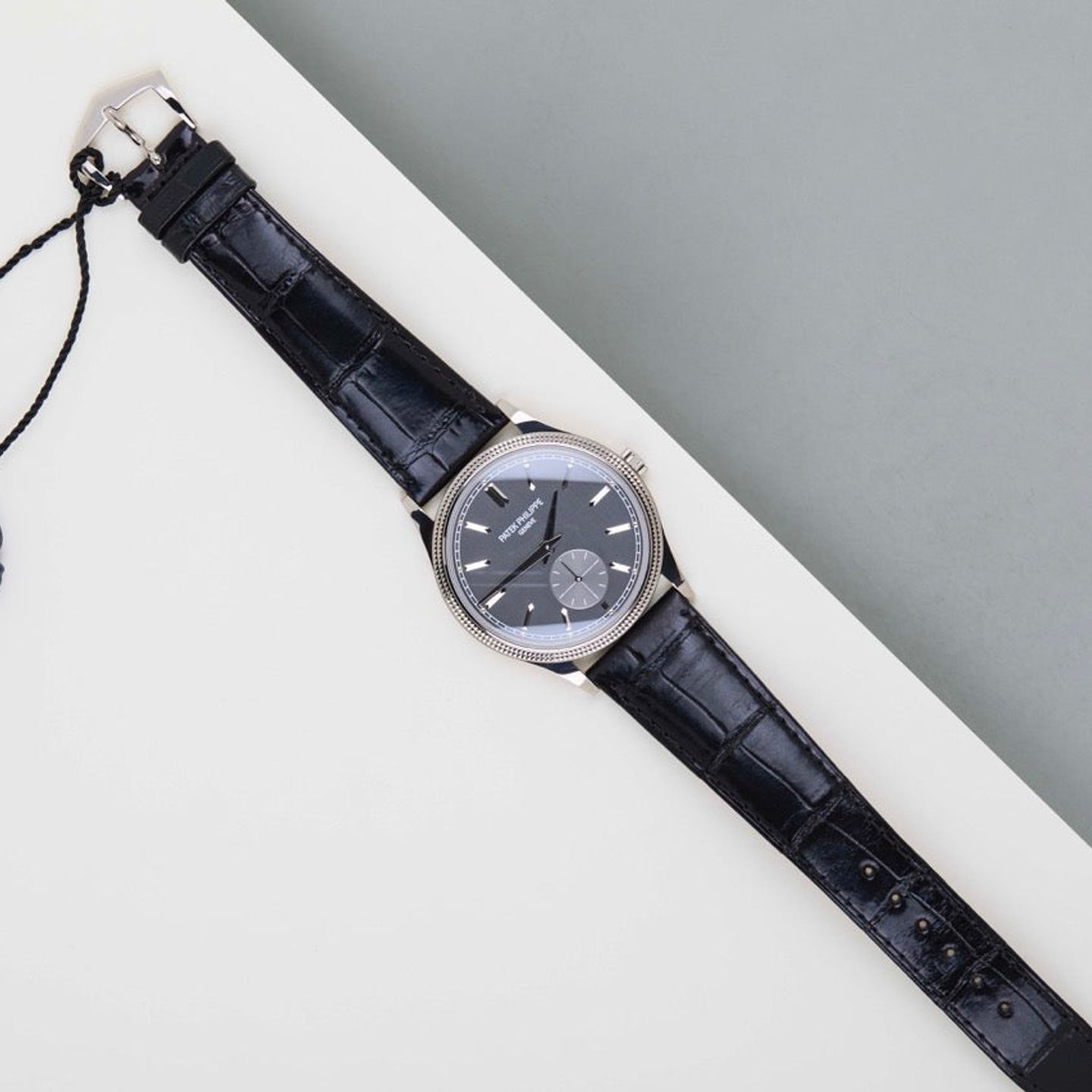 Patek Philippe Calatrava 6119G-001 (2022) - Grey dial 39 mm White Gold case (2/8)