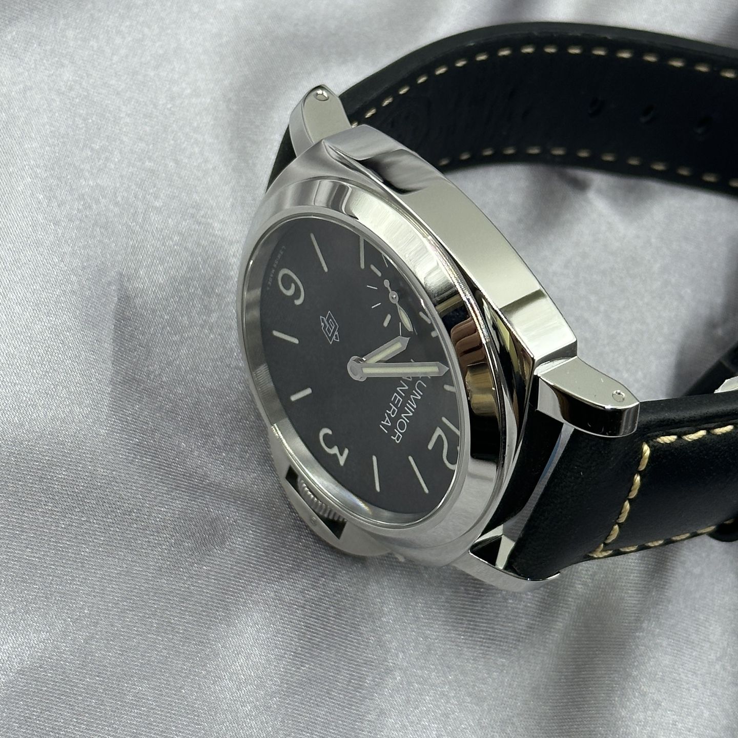 Panerai Luminor PAM01084 (2024) - Zwart wijzerplaat 44mm Staal (6/8)