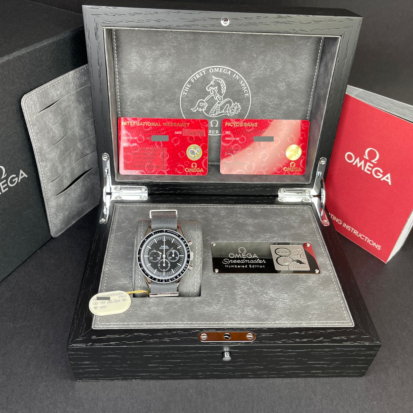 Omega Speedmaster Professional Moonwatch 311.32.40.30.01.001 (2018) - Black dial 40 mm Steel case (2/7)