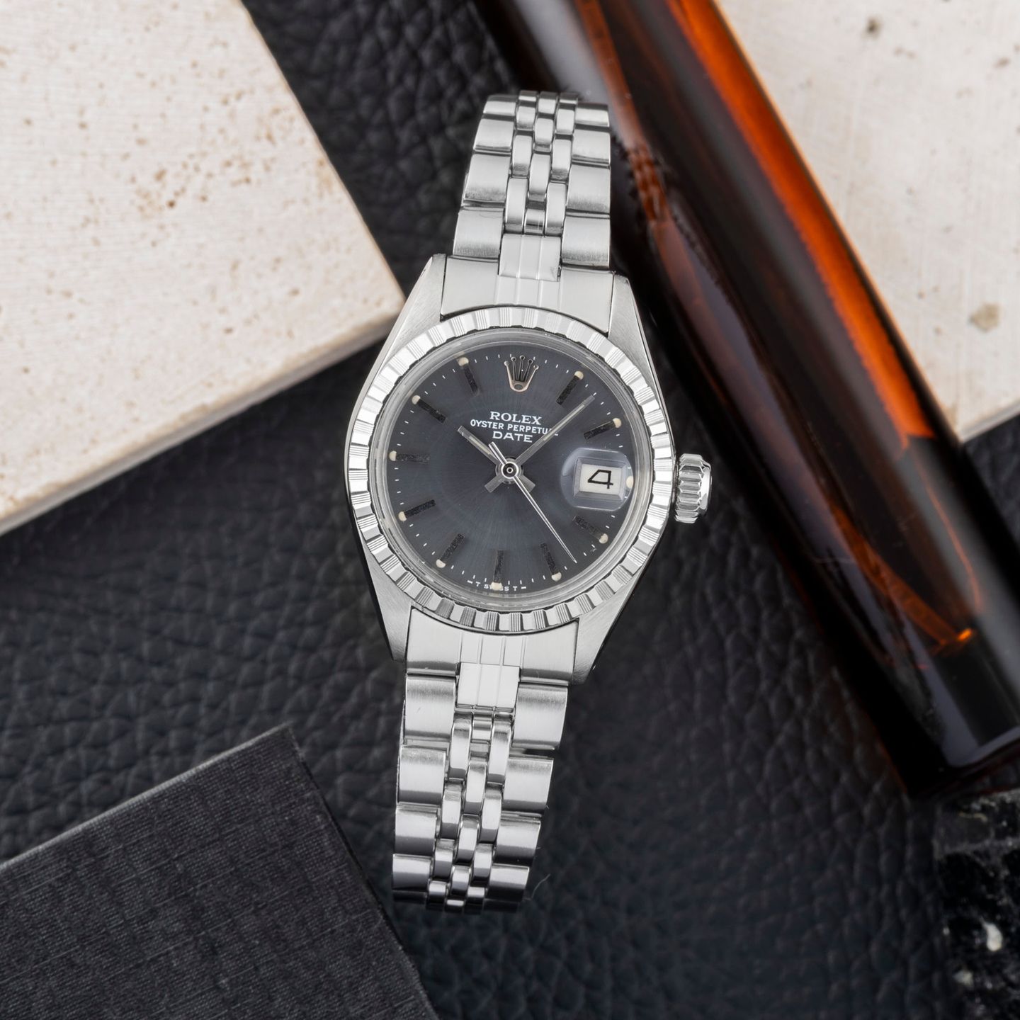 Rolex Oyster Perpetual Date 6924 (1973) - 26mm Staal (1/8)