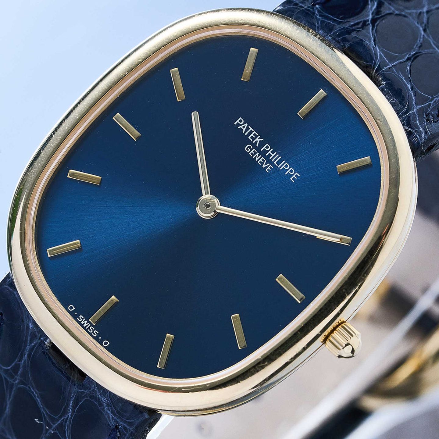 Patek Philippe Golden Ellipse 3738/100 (1992) - Blauw wijzerplaat 35mm Geelgoud (3/8)