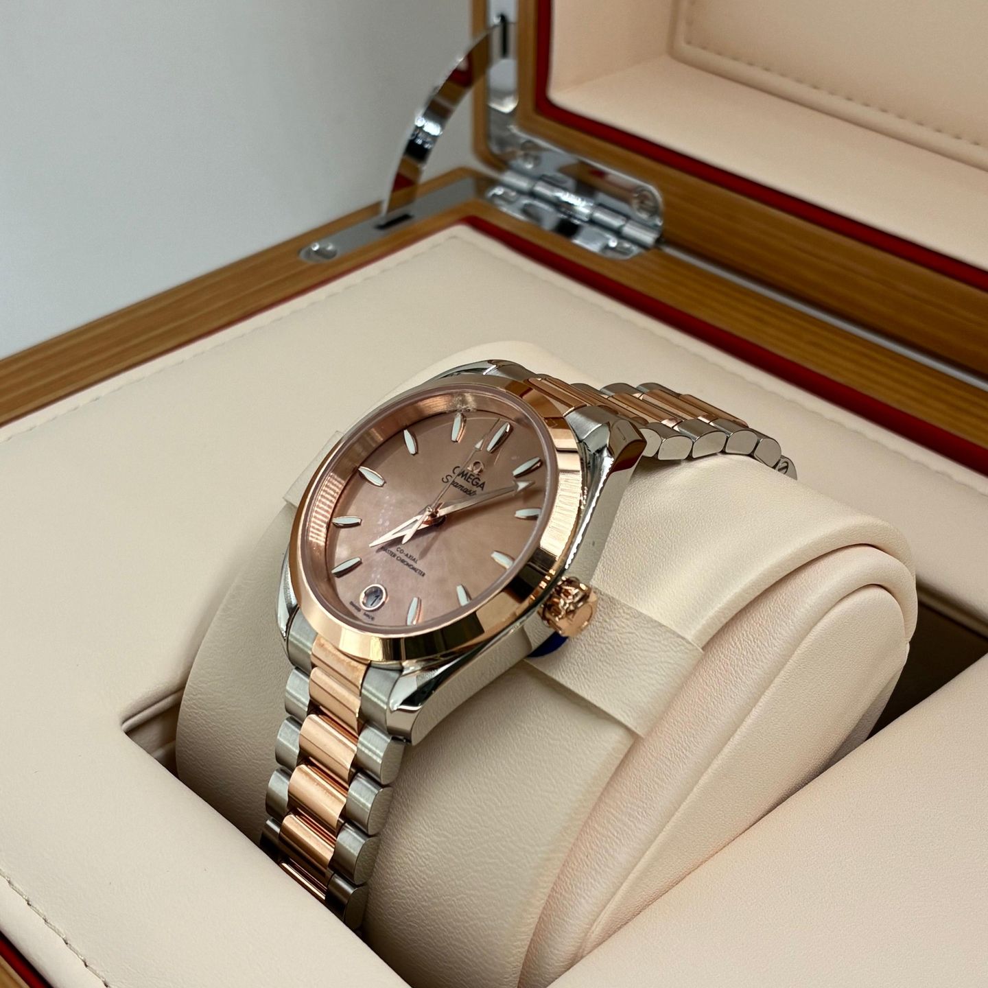 Omega Seamaster Aqua Terra 220.20.34.20.10.001 (2025) - Pink dial 34 mm Gold/Steel case (2/7)
