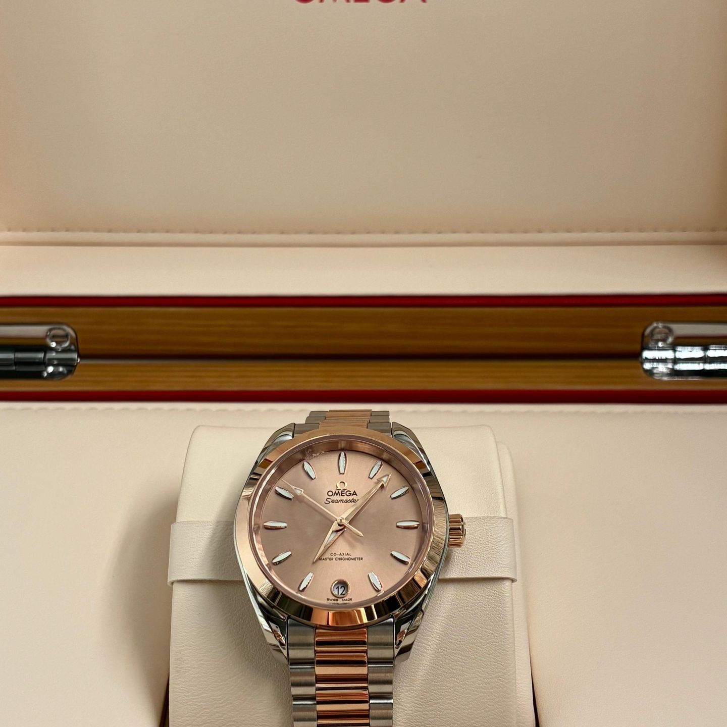 Omega Seamaster Aqua Terra 220.20.34.20.10.001 (2025) - Pink dial 34 mm Gold/Steel case (6/7)