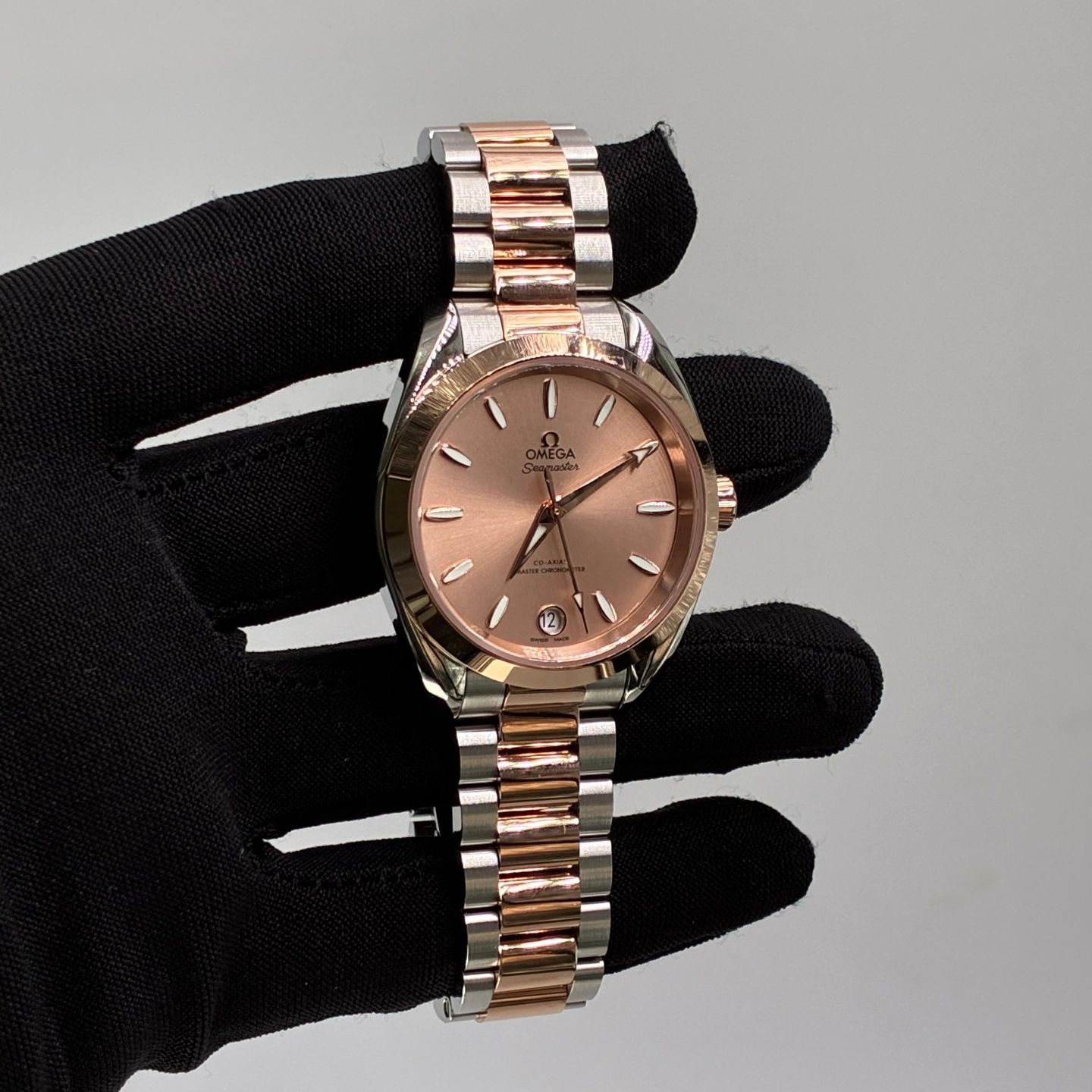 Omega Seamaster Aqua Terra 220.20.34.20.10.001 (2025) - Pink dial 34 mm Gold/Steel case (3/7)