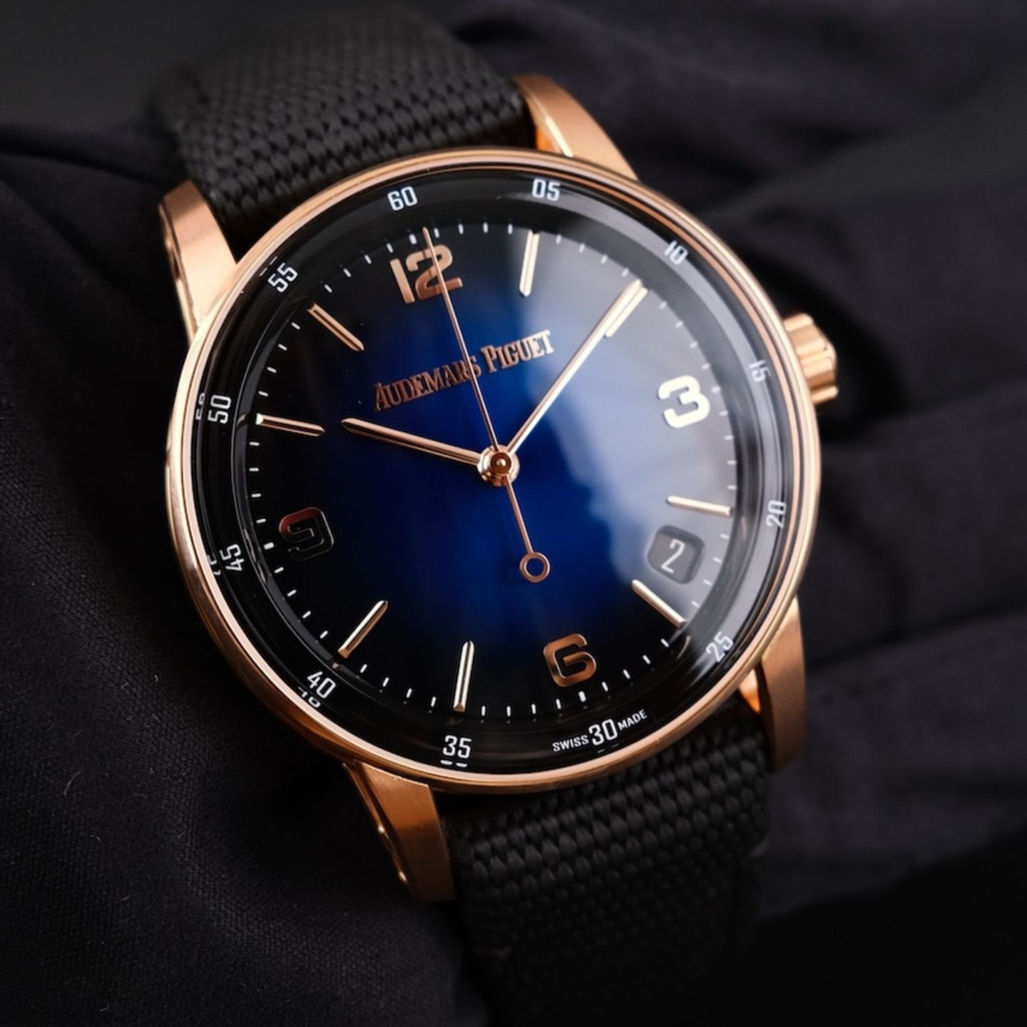 Audemars Piguet CODE 11.59 15210OR.OO.A002KB.03 (2022) - Blue dial 41 mm Rose Gold case (1/8)