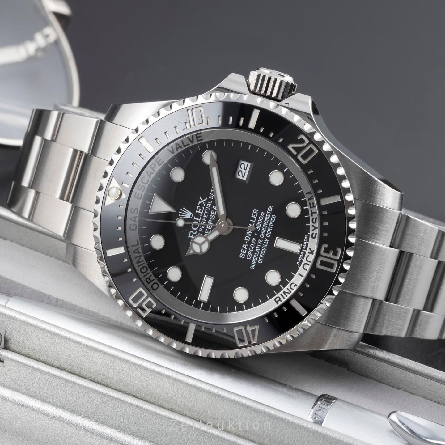 Rolex Sea-Dweller Deepsea 116660 (Unknown (random serial)) - Black dial 44 mm Steel case (2/8)