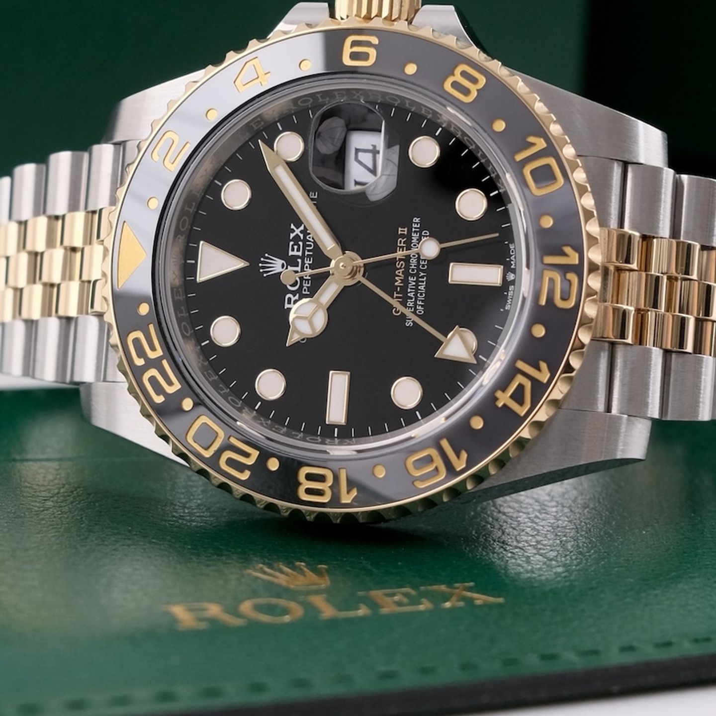 Rolex GMT-Master II 126713GRNR (2025) - Black dial 40 mm Gold/Steel case (1/8)