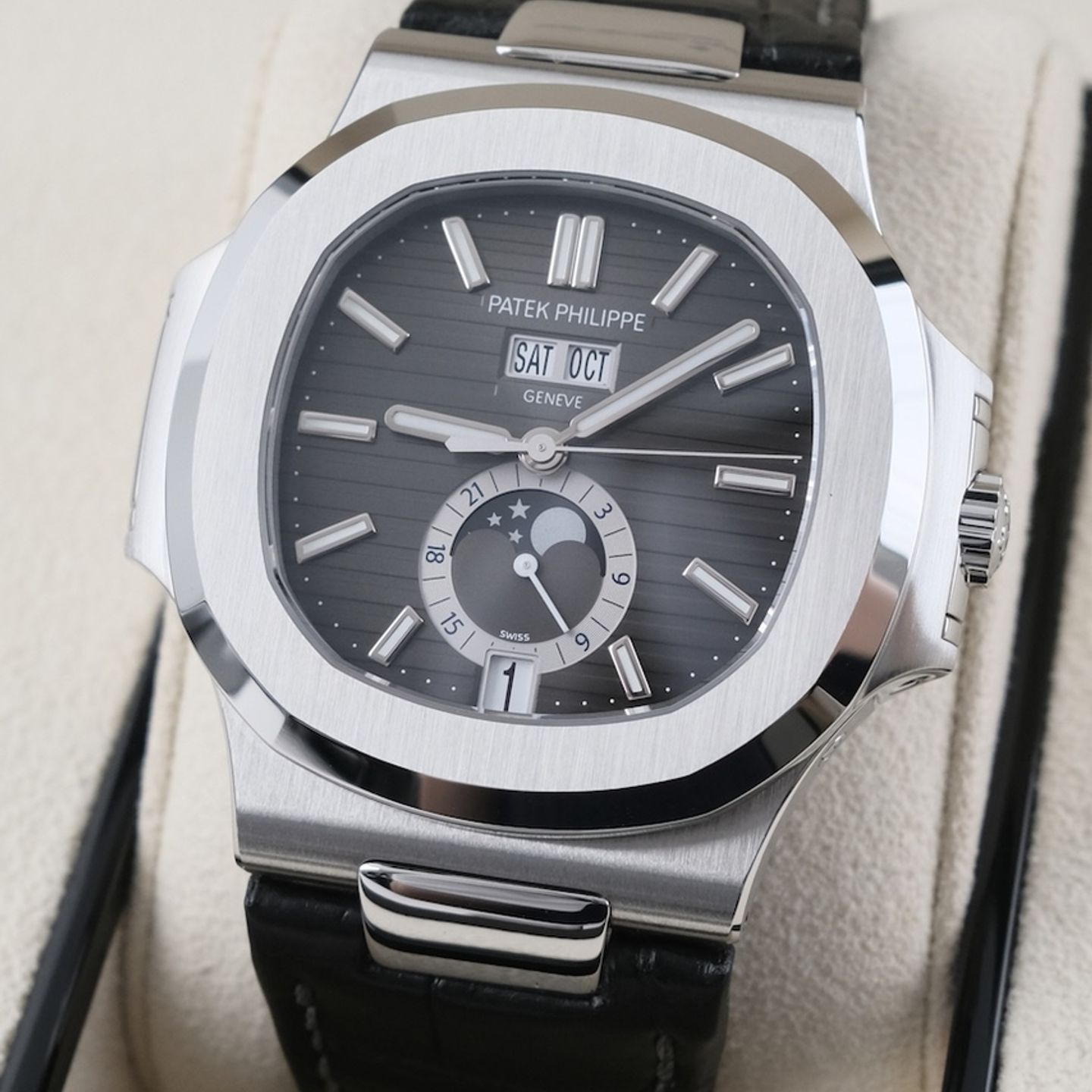 Patek Philippe Nautilus 5726A-001 (2021) - Black dial 41 mm Steel case (4/8)