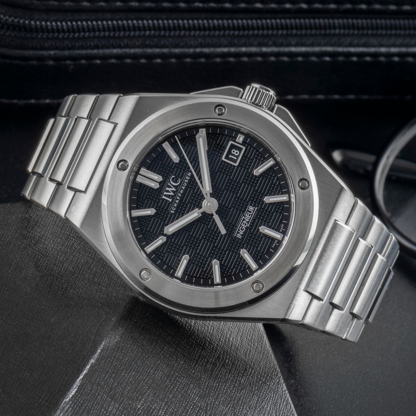 IWC Ingenieur Automatic IW328901 (Onbekend (willekeurig serienummer)) - Zwart wijzerplaat 40mm Staal (2/8)