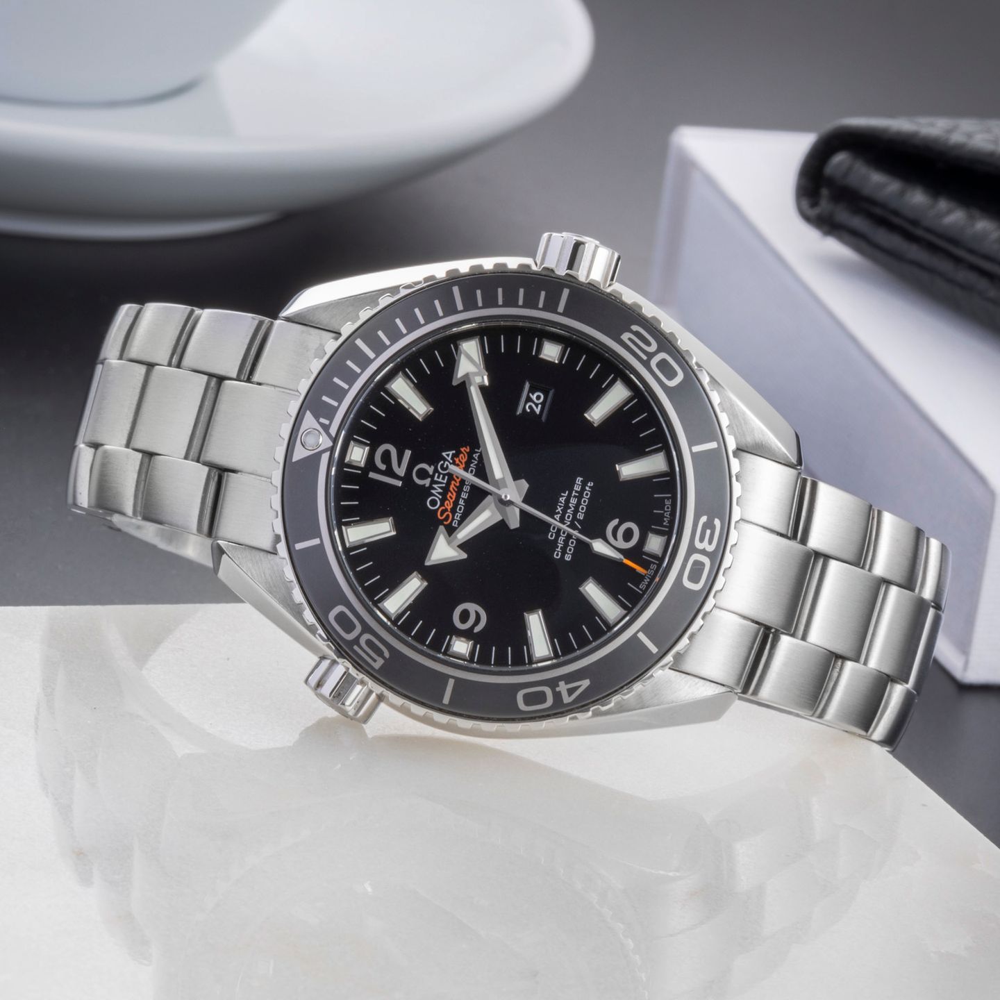 Omega Seamaster Planet Ocean 232.30.38.20.01.001 (Unknown (random serial)) - Black dial 38 mm Steel case (2/8)