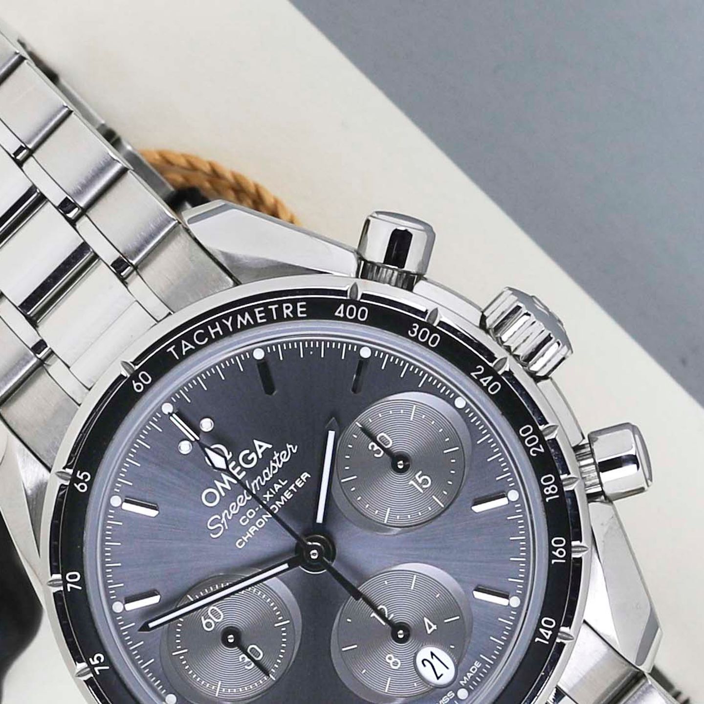 Omega Speedmaster 324.30.38.50.06.001 (2018) - Grey dial 38 mm Steel case (3/8)