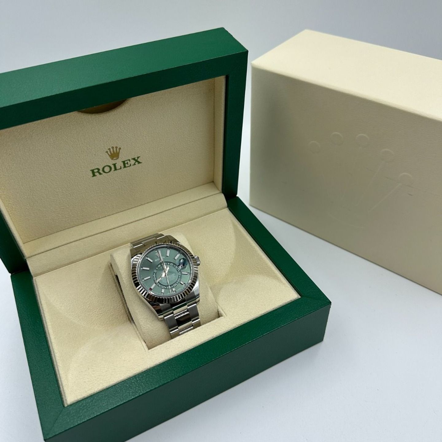 Rolex Sky-Dweller 336934 (2024) - Green dial 42 mm Gold/Steel case (3/8)