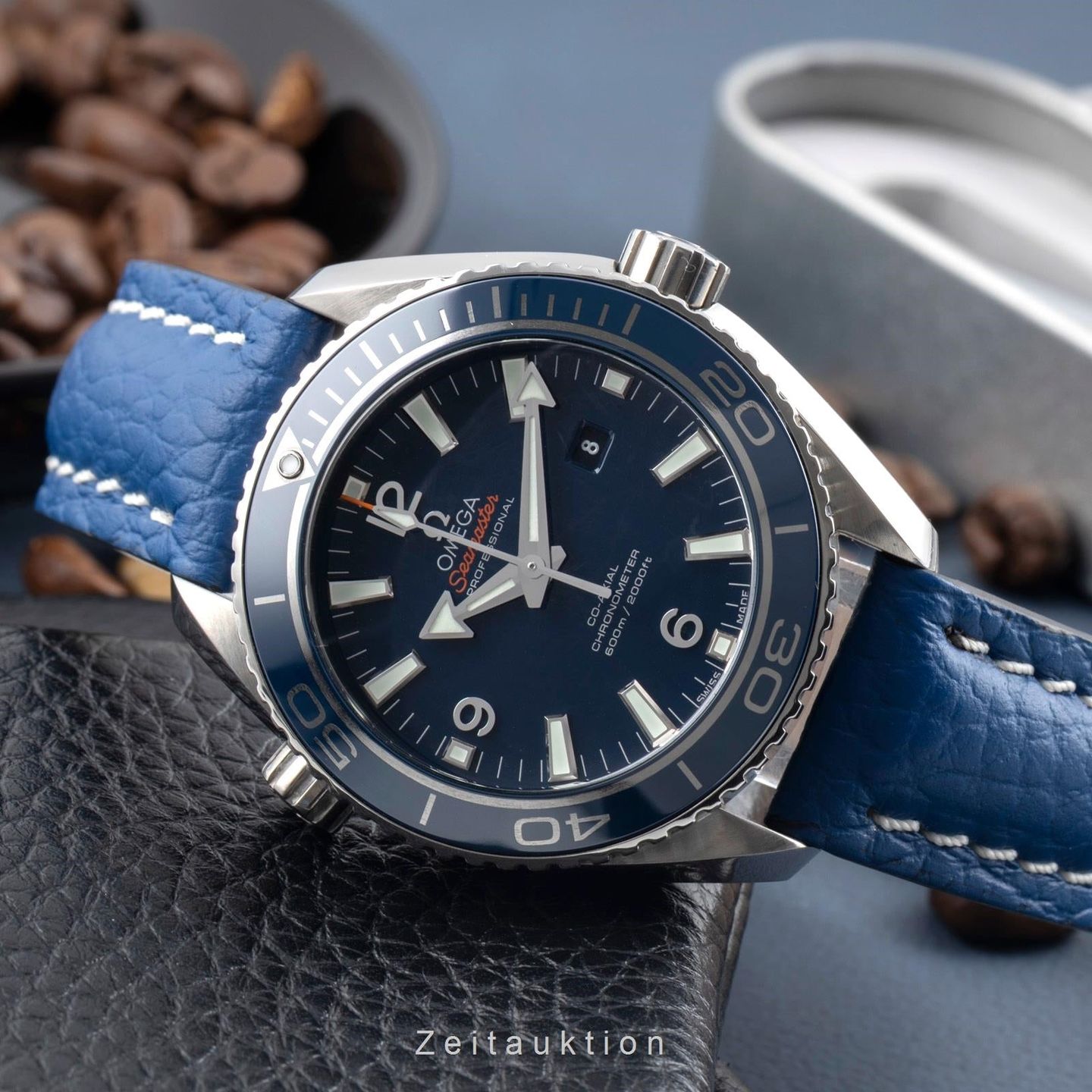 Omega Seamaster Planet Ocean 232.92.38.20.03.001 (Unknown (random serial)) - Blue dial 38 mm Titanium case (2/8)