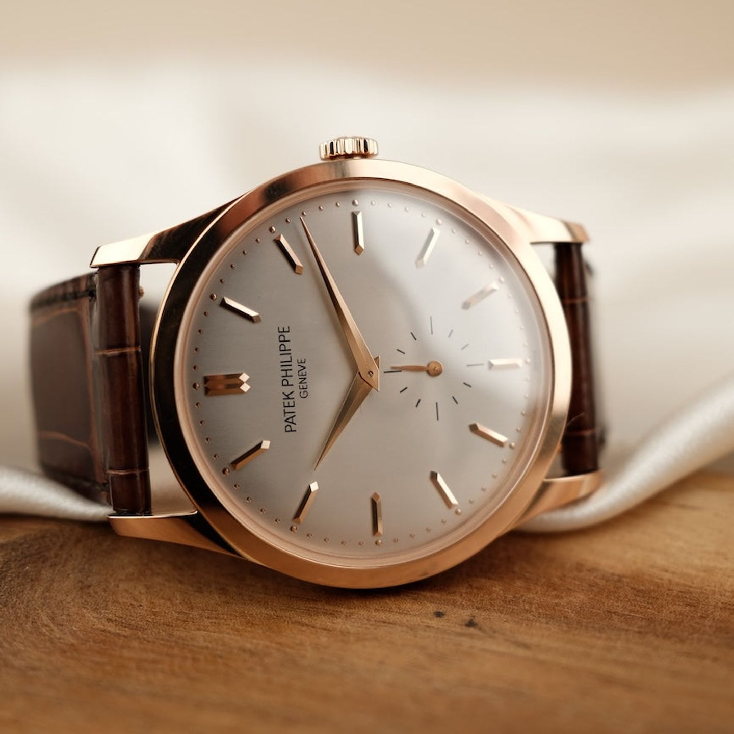 Patek Philippe Calatrava 5196R-001 (2020) - Zilver wijzerplaat 37mm Roségoud (2/8)