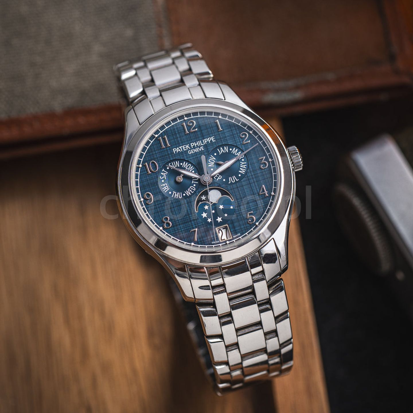 Patek Philippe Annual Calendar 4947/1A-001 (Unknown (random serial)) - Blue dial 38 mm Steel case (3/8)