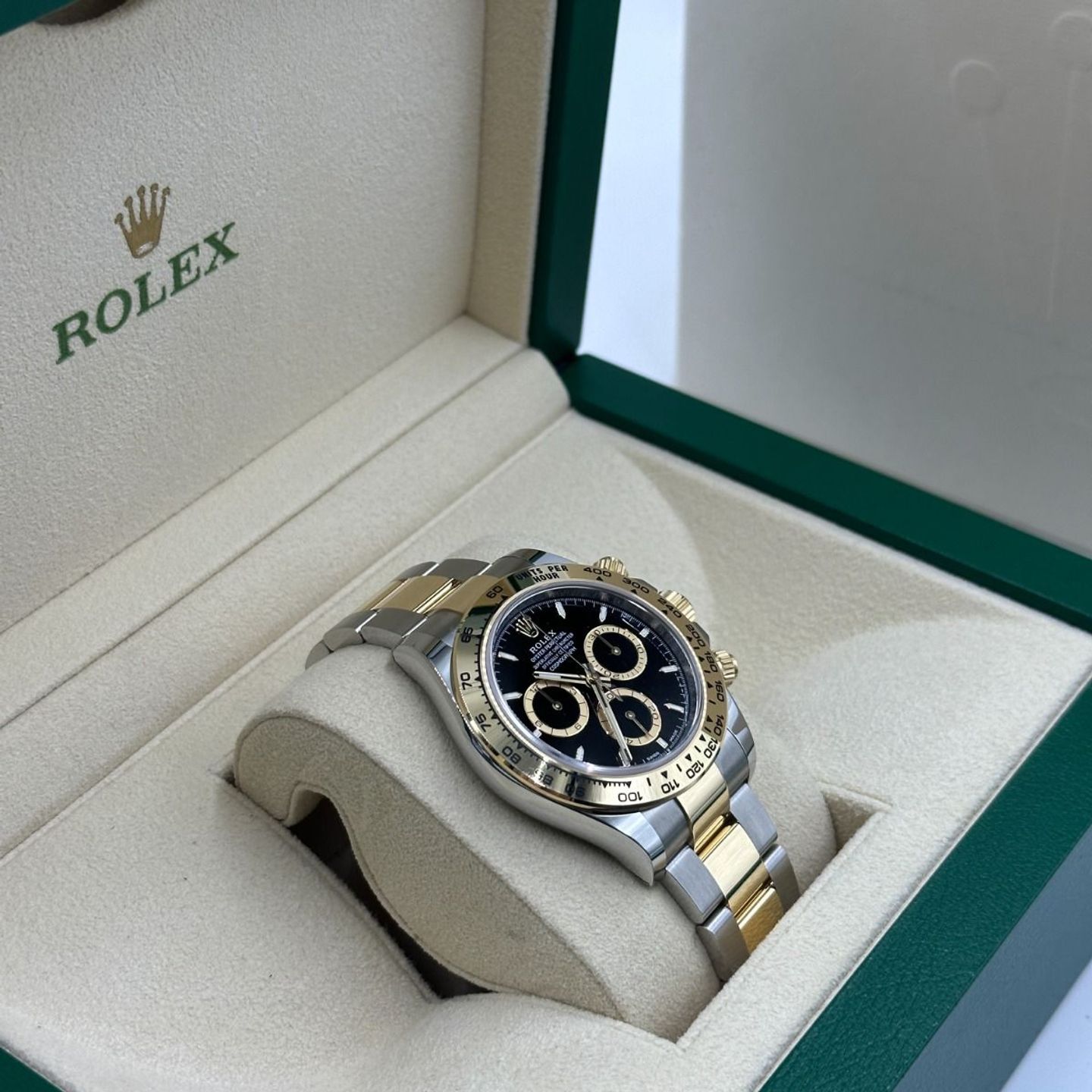 Rolex Daytona 126503 (2024) - Black dial 40 mm Gold/Steel case (3/8)