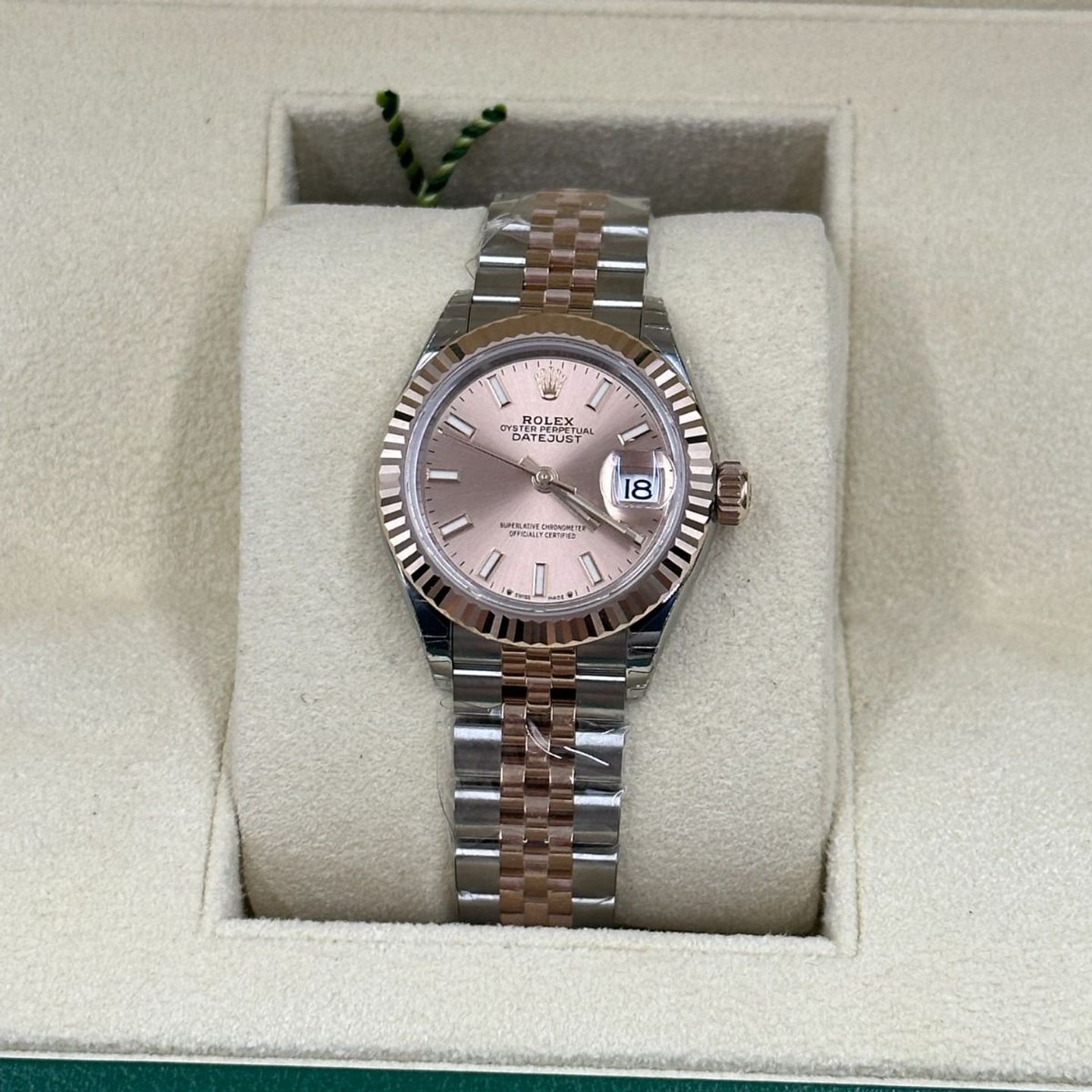 Rolex Lady-Datejust 279171 (2024) - Gold dial 28 mm Steel case (5/8)