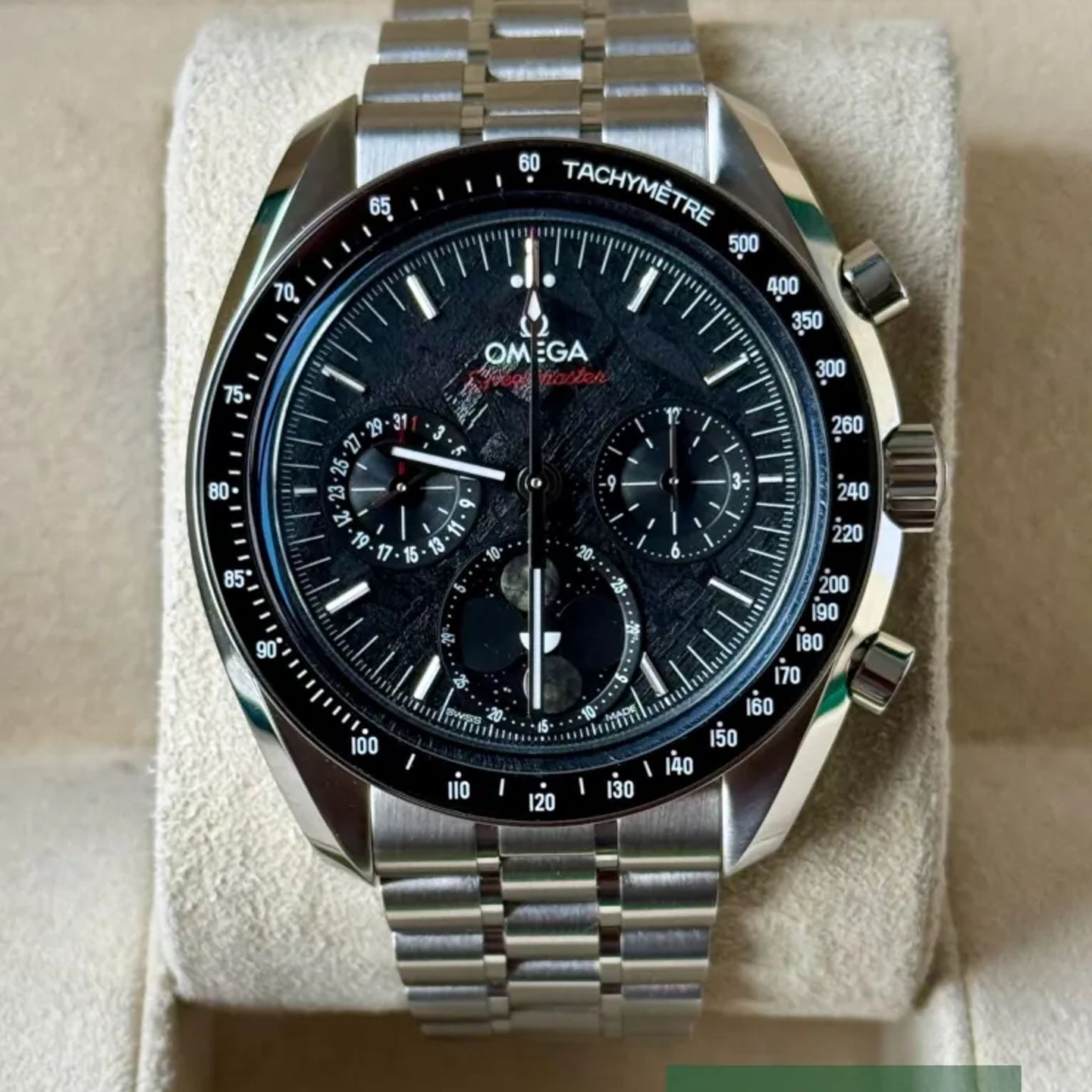 Omega Speedmaster Moonphase 304.30.43.52.01.001 (2025) - Black dial 43 mm Steel case (2/8)