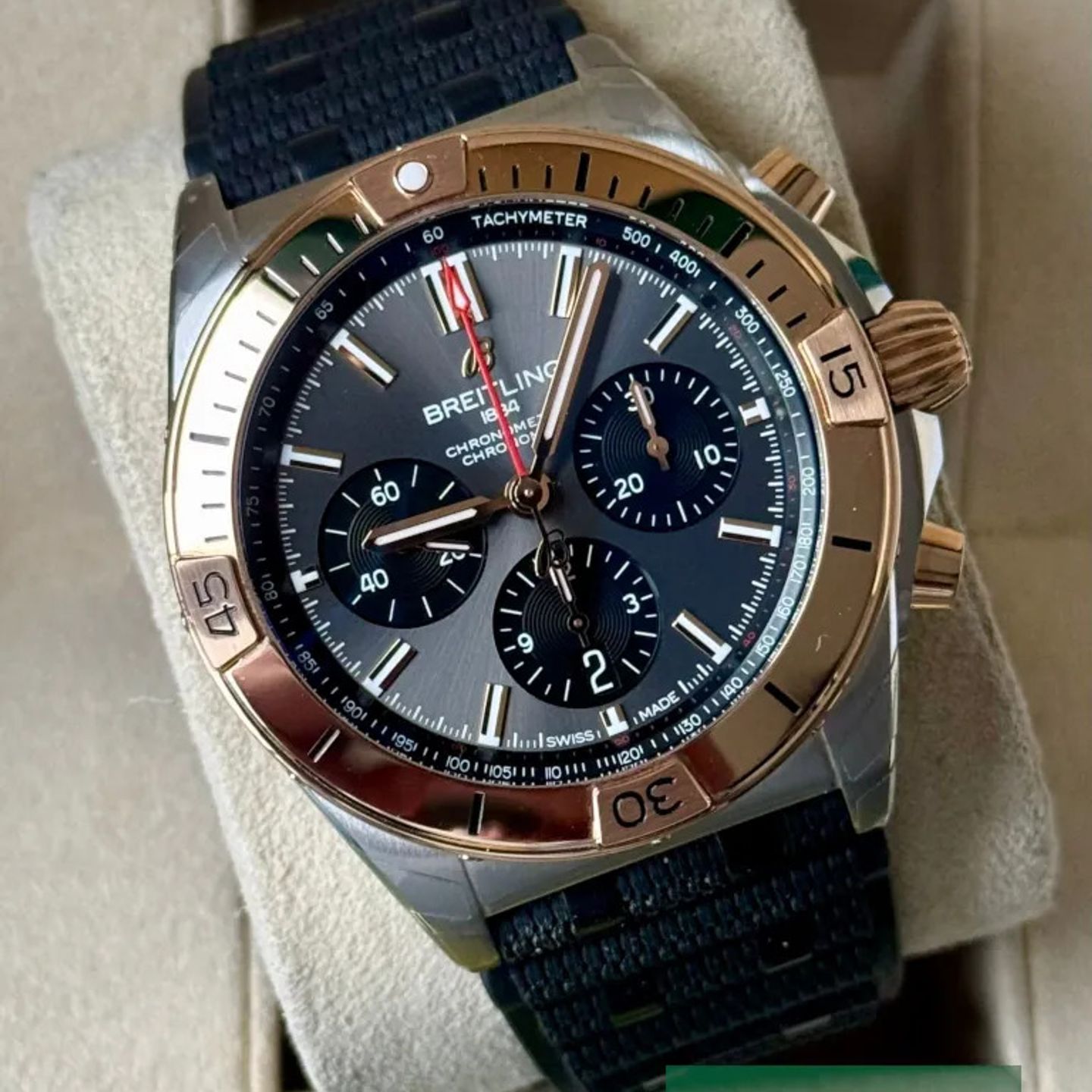 Breitling Chronomat 42 UB0134101B1S1 (2025) - Green dial 43 mm Gold/Steel case (1/7)