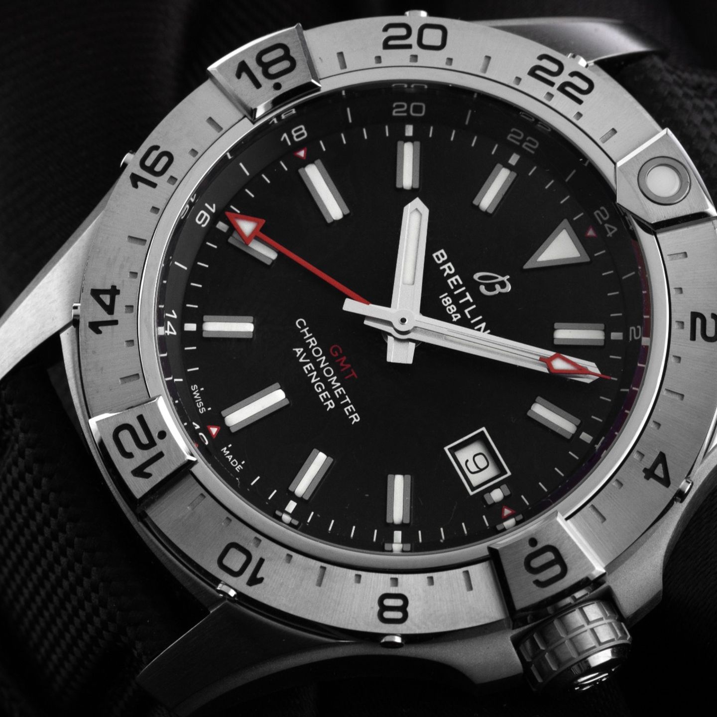 Breitling Avenger A32320101B1X1 (2025) - Black dial 44 mm Steel case (3/7)