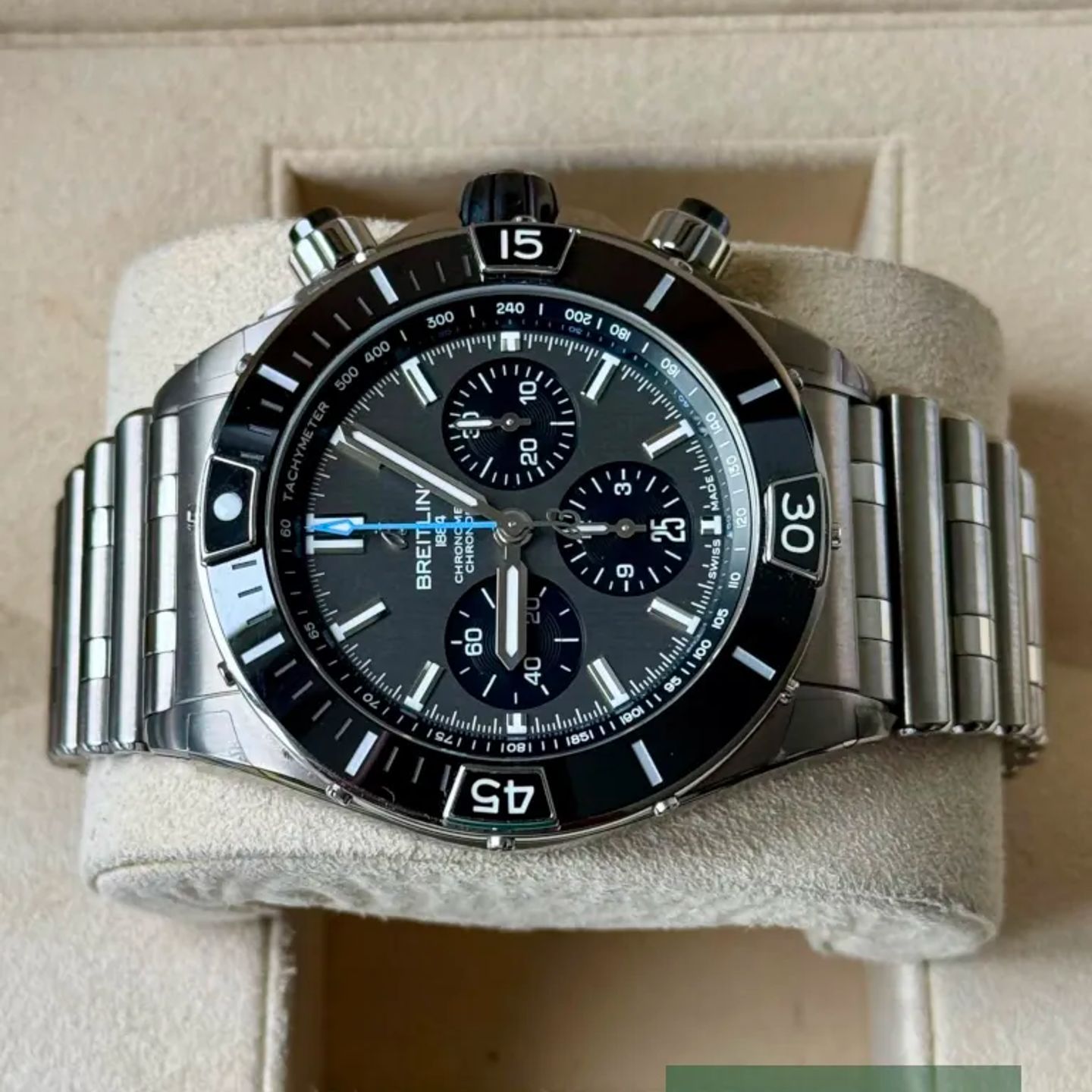 Breitling Super Chronomat EB0136251M1E1 (2024) - Grey dial 44 mm Titanium case (4/6)