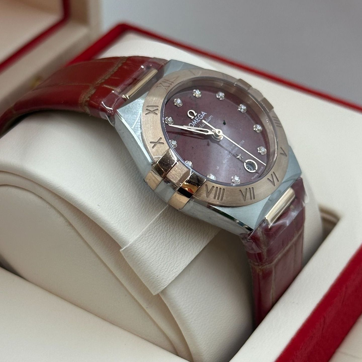 Omega Constellation 131.23.29.20.99.002 (2024) - Red dial 29 mm Steel case (7/8)