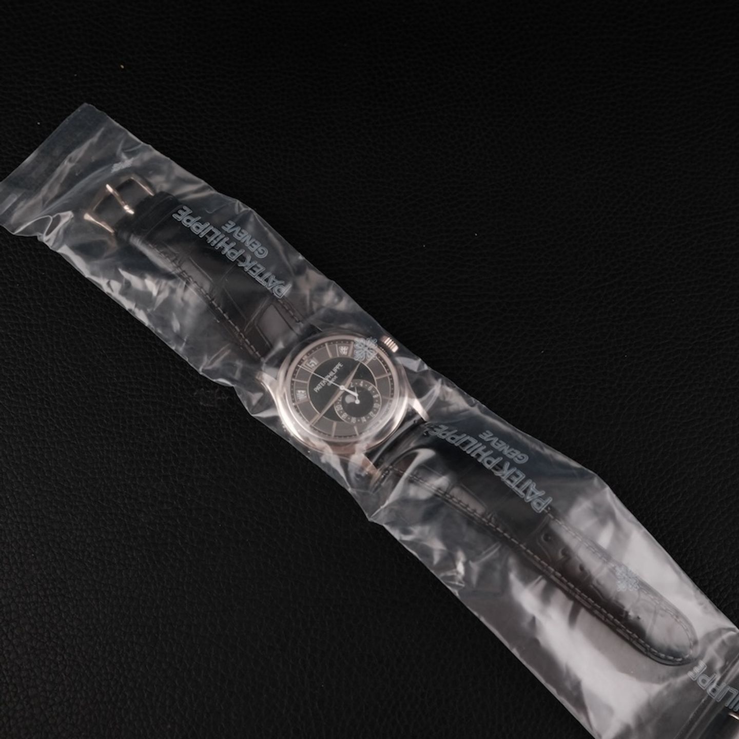 Patek Philippe Annual Calendar 5205G-010 (2012) - Black dial 40 mm White Gold case (2/7)