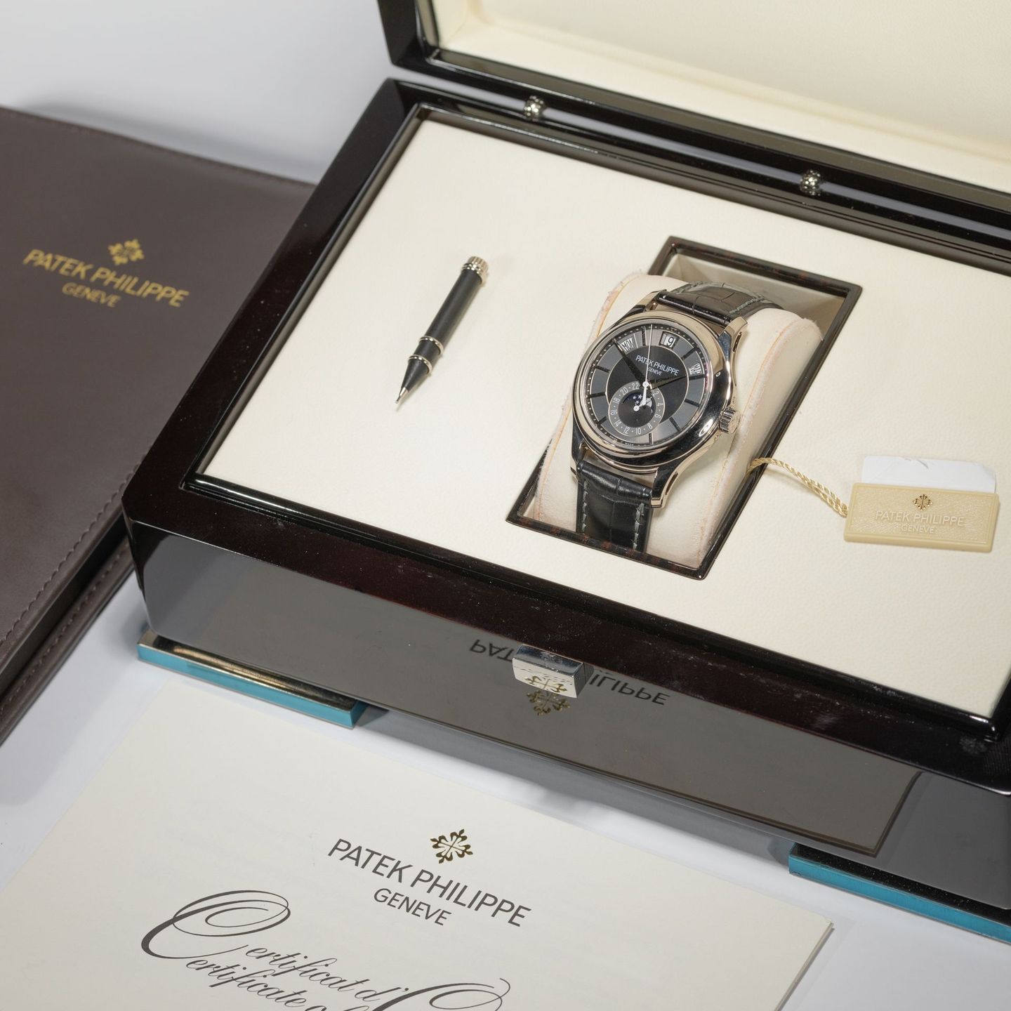 Patek Philippe Annual Calendar 5205G-010 (2012) - Zwart wijzerplaat 40mm Witgoud (2/6)