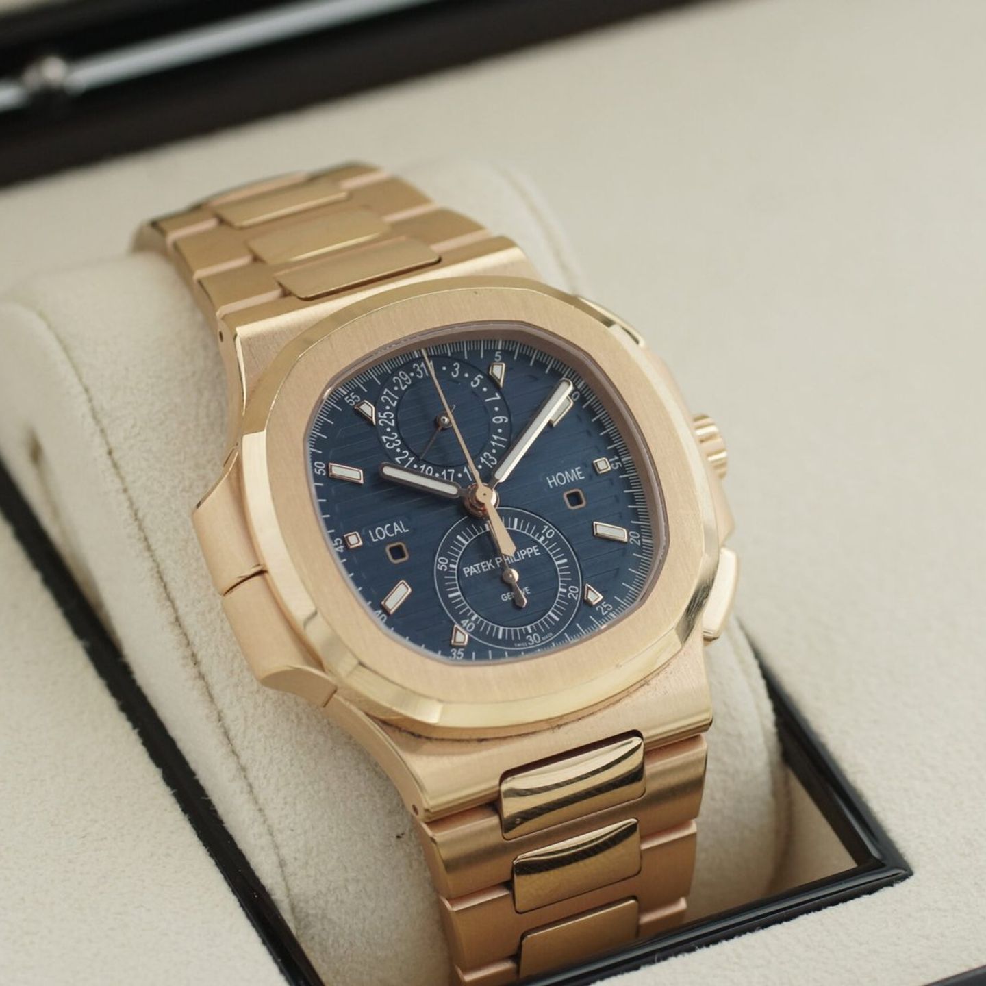 Patek Philippe Nautilus 5990 (2021) - Black dial 41 mm Steel case (2/8)