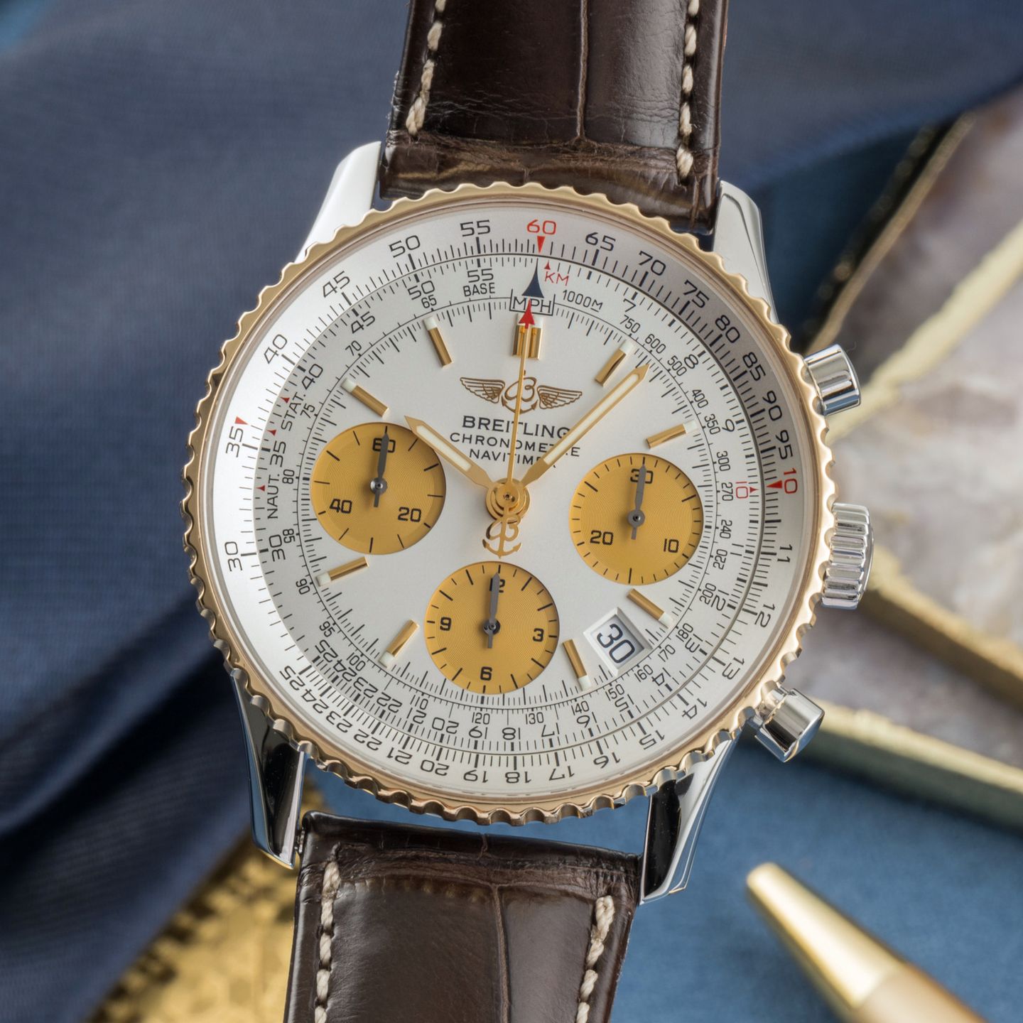 Breitling Navitimer D23322-121 (Unknown (random serial)) - Silver dial 42 mm Gold/Steel case (3/8)