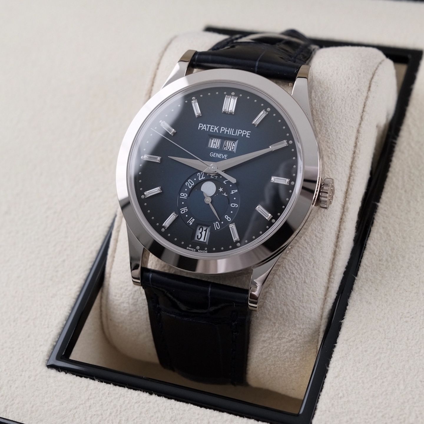 Patek Philippe Annual Calendar 5396G-017 (2025) - Blauw wijzerplaat 39mm Witgoud (1/8)