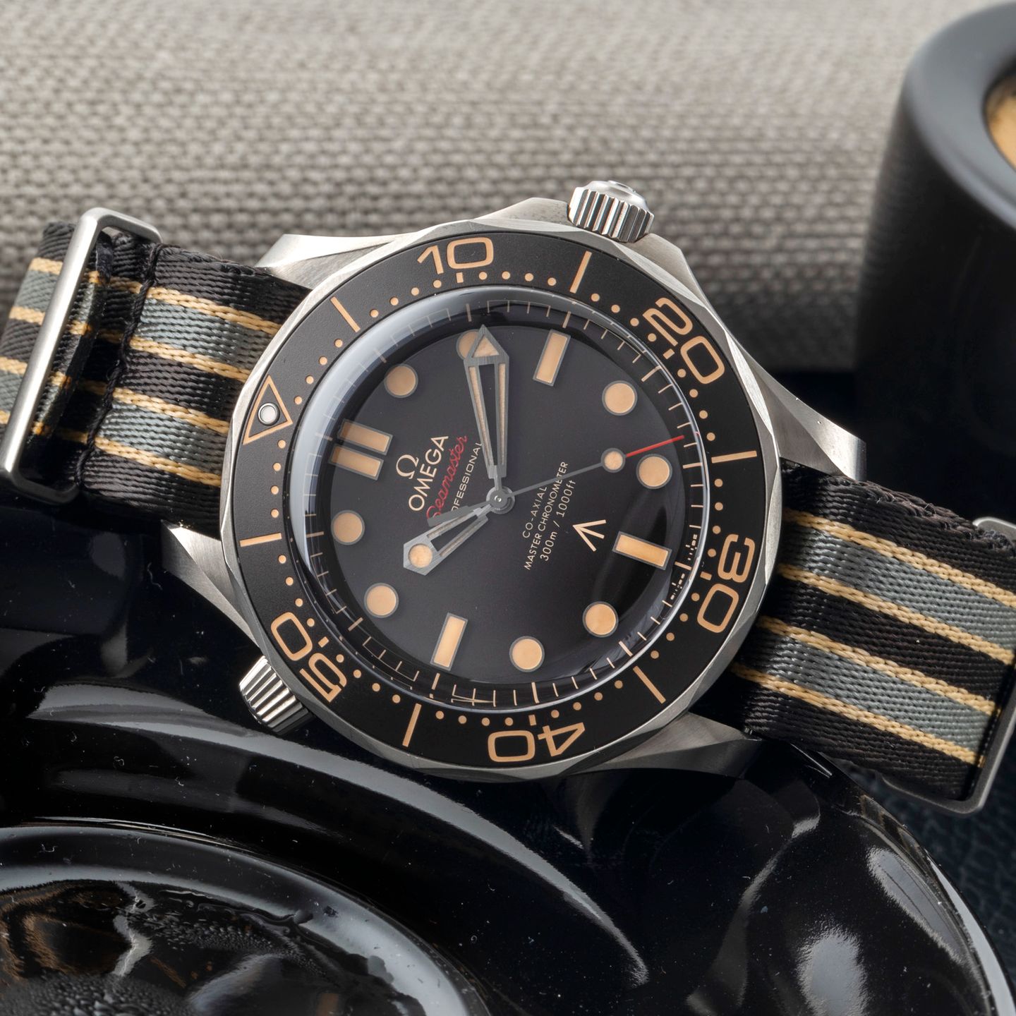Omega Seamaster Diver 300 M 210.92.42.20.01.001 (Unknown (random serial)) - Brown dial 42 mm Titanium case (2/8)