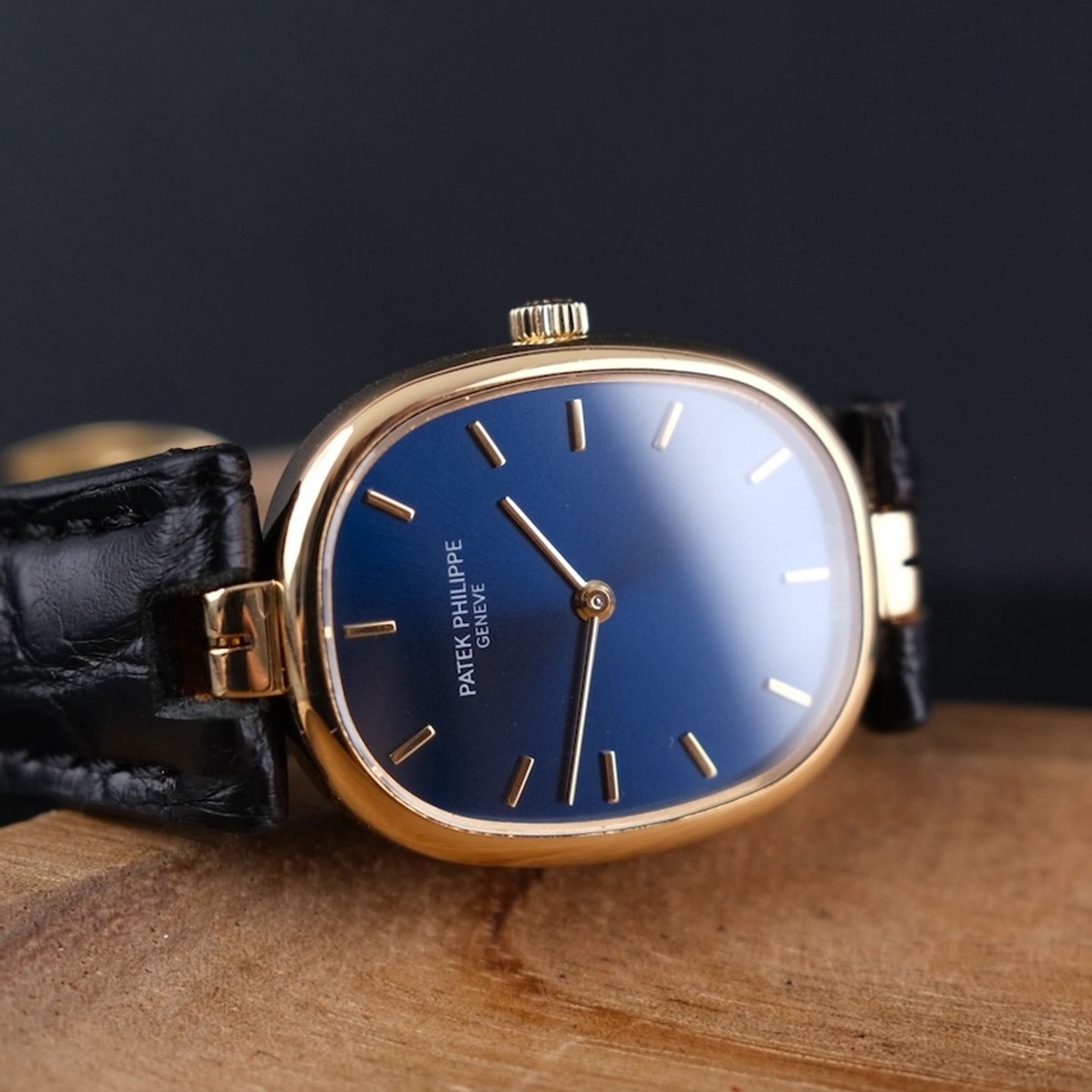 Patek Philippe Golden Ellipse 4826 (Unknown (random serial)) - Blue dial 23 mm Yellow Gold case (4/8)