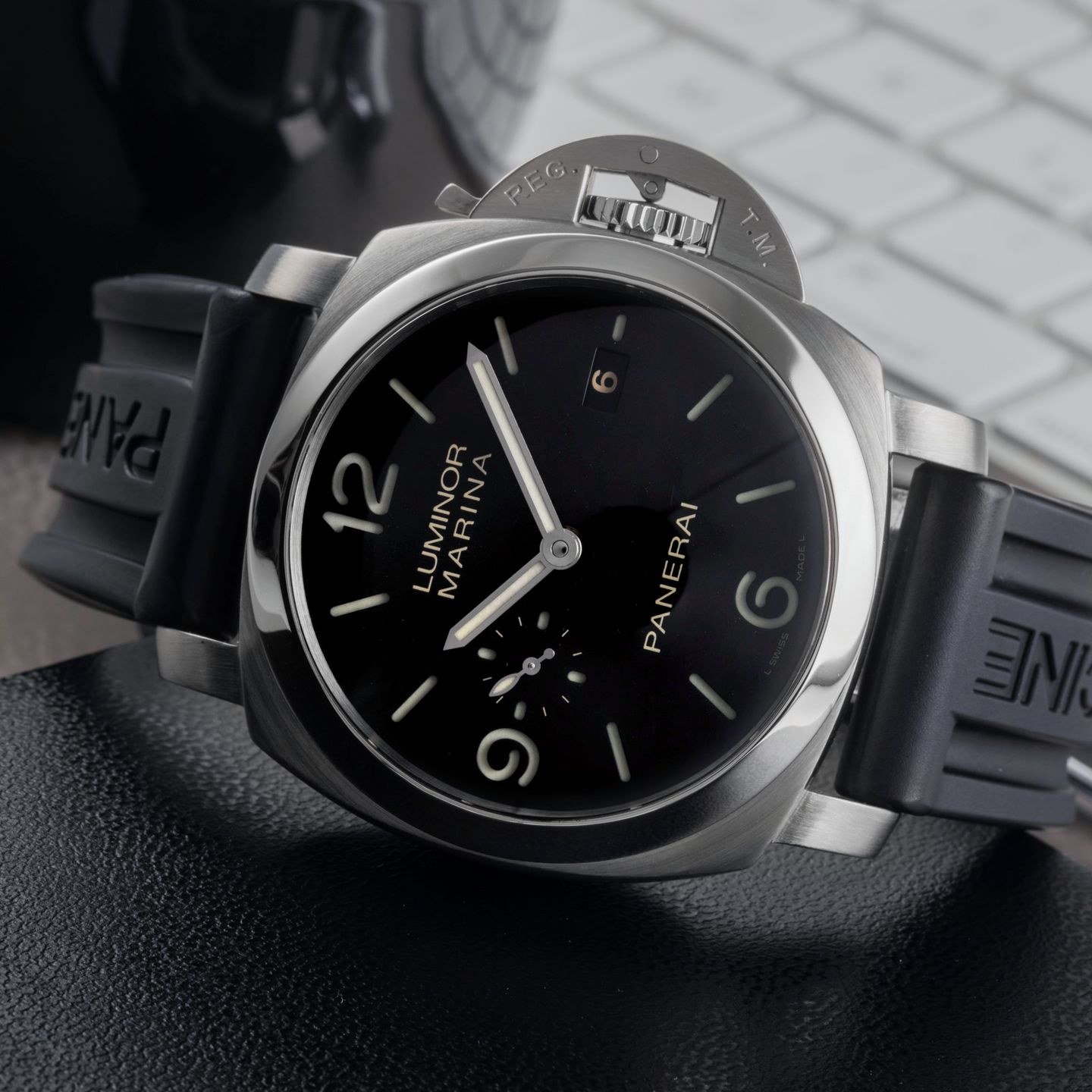 Panerai Luminor Marina 1950 3 Days Automatic PAM00328 (2012) - Black dial 44 mm Steel case (2/8)