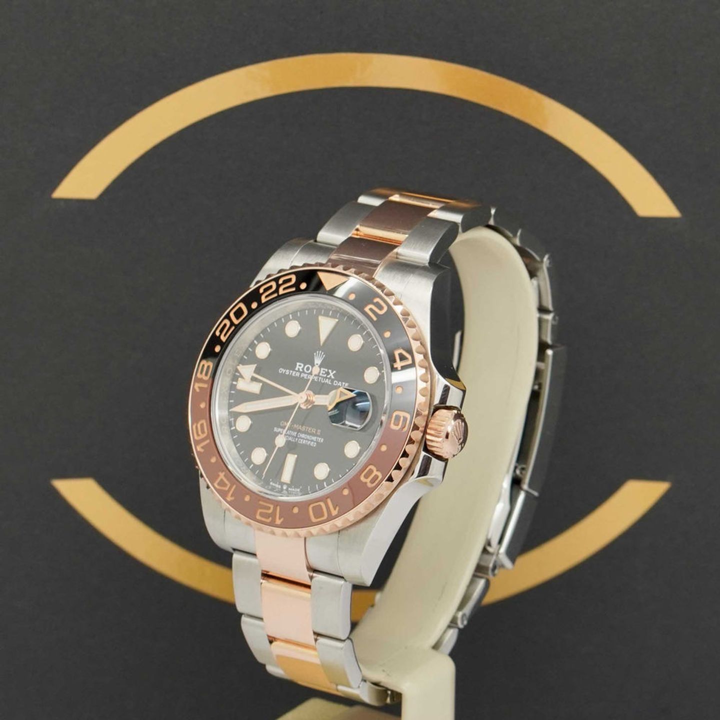 Rolex GMT-Master II 126711CHNR (2022) - Black dial 40 mm Gold/Steel case (2/6)