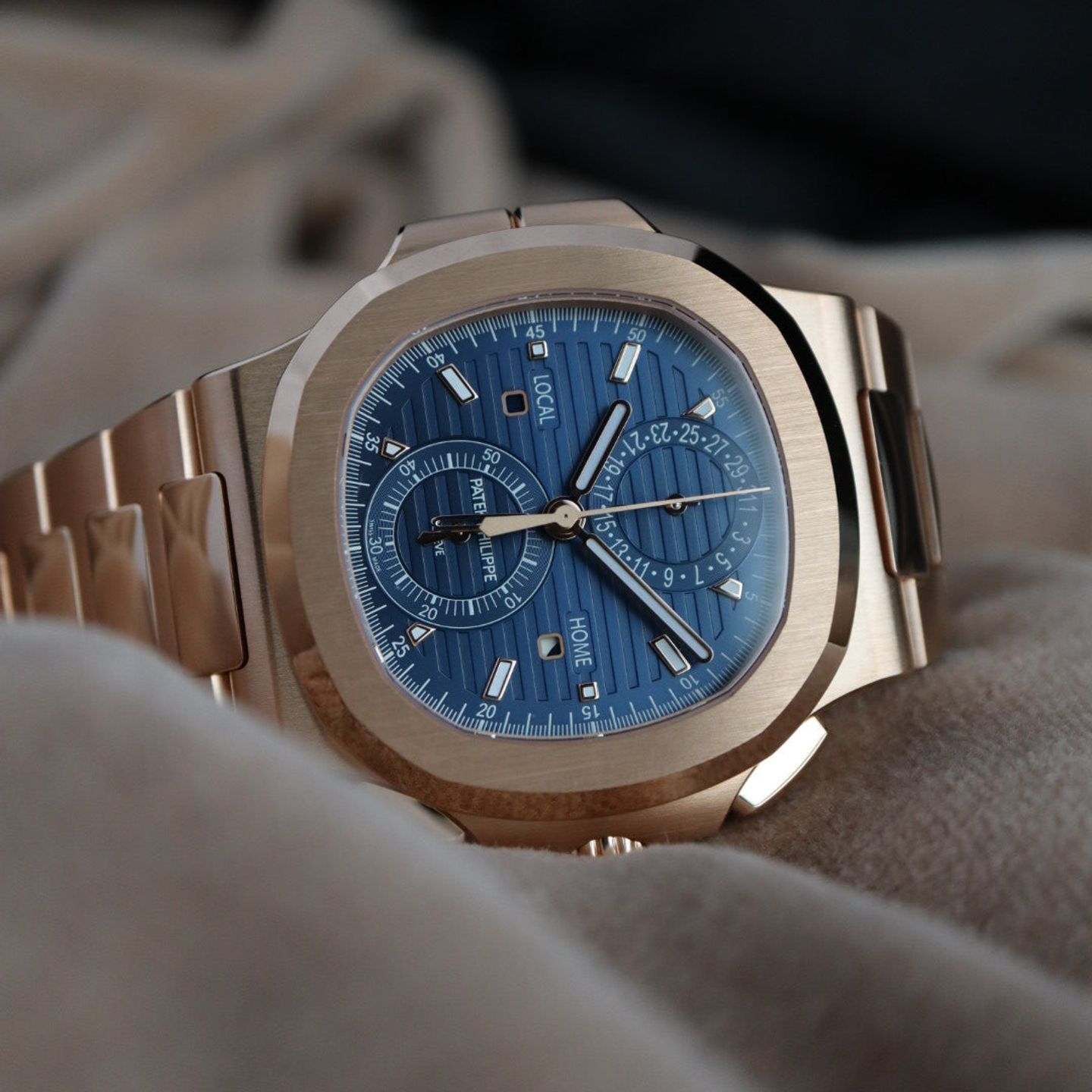 Patek Philippe Nautilus 5990/1R (2024) - Blauw wijzerplaat 41mm Roségoud (1/8)