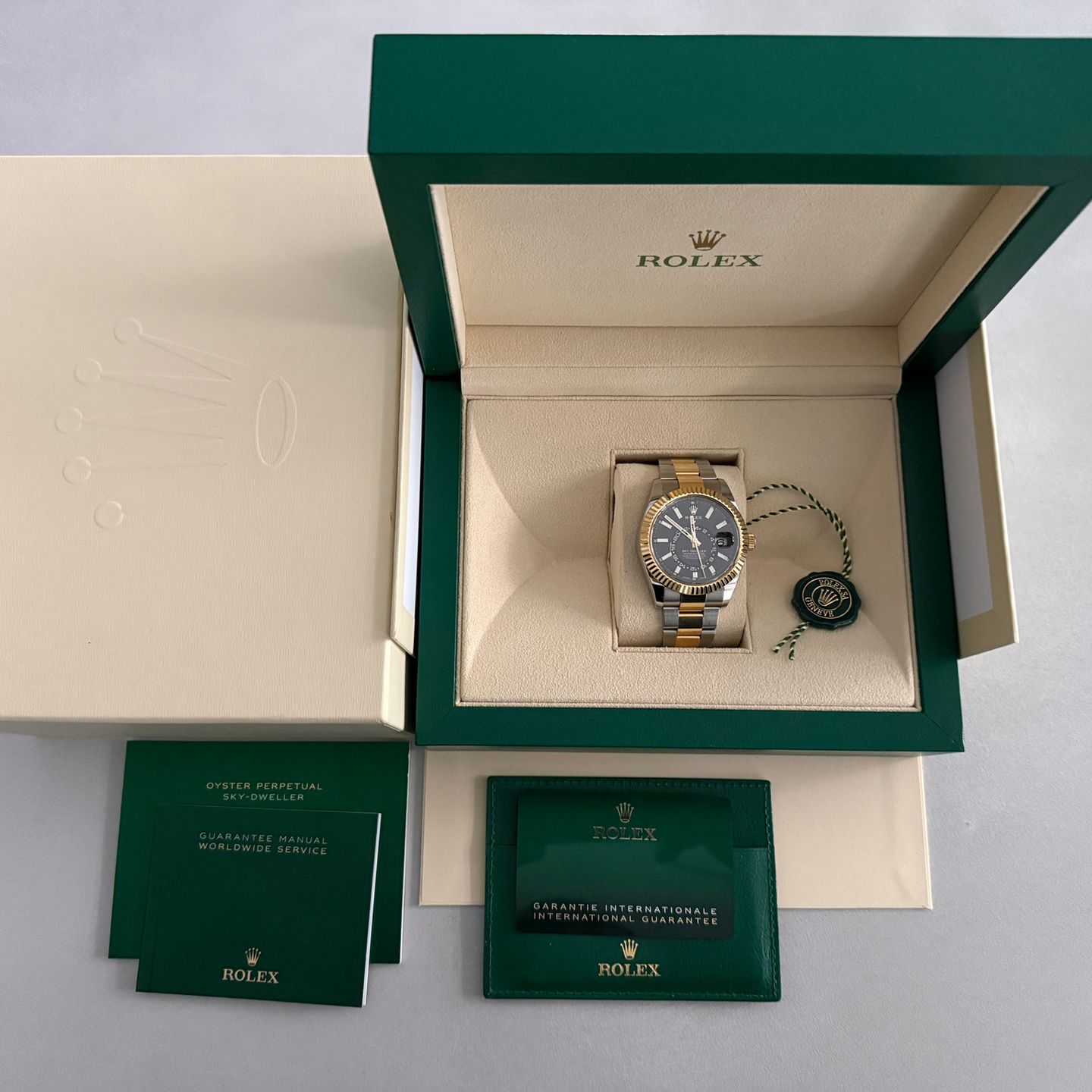 Rolex Sky-Dweller 326933 (2022) - Zwart wijzerplaat 42mm Goud/Staal (2/7)